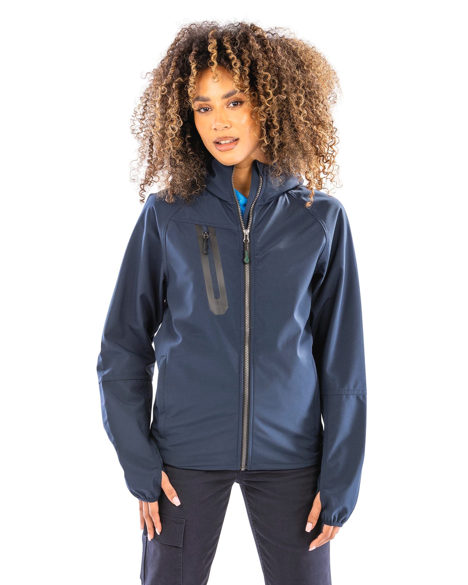 Veste Softshell 3 couches recyclée à capuche unisexe en situation