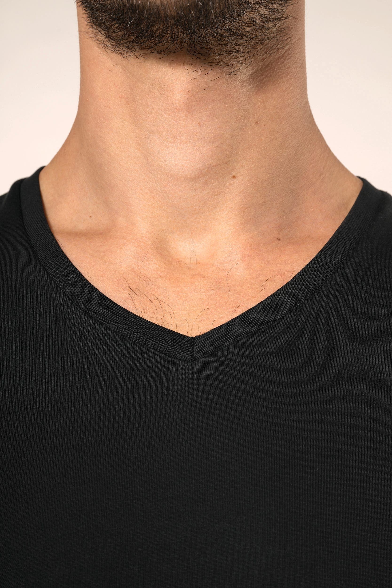 T-shirt Supima® col V manches courtes homme en situation