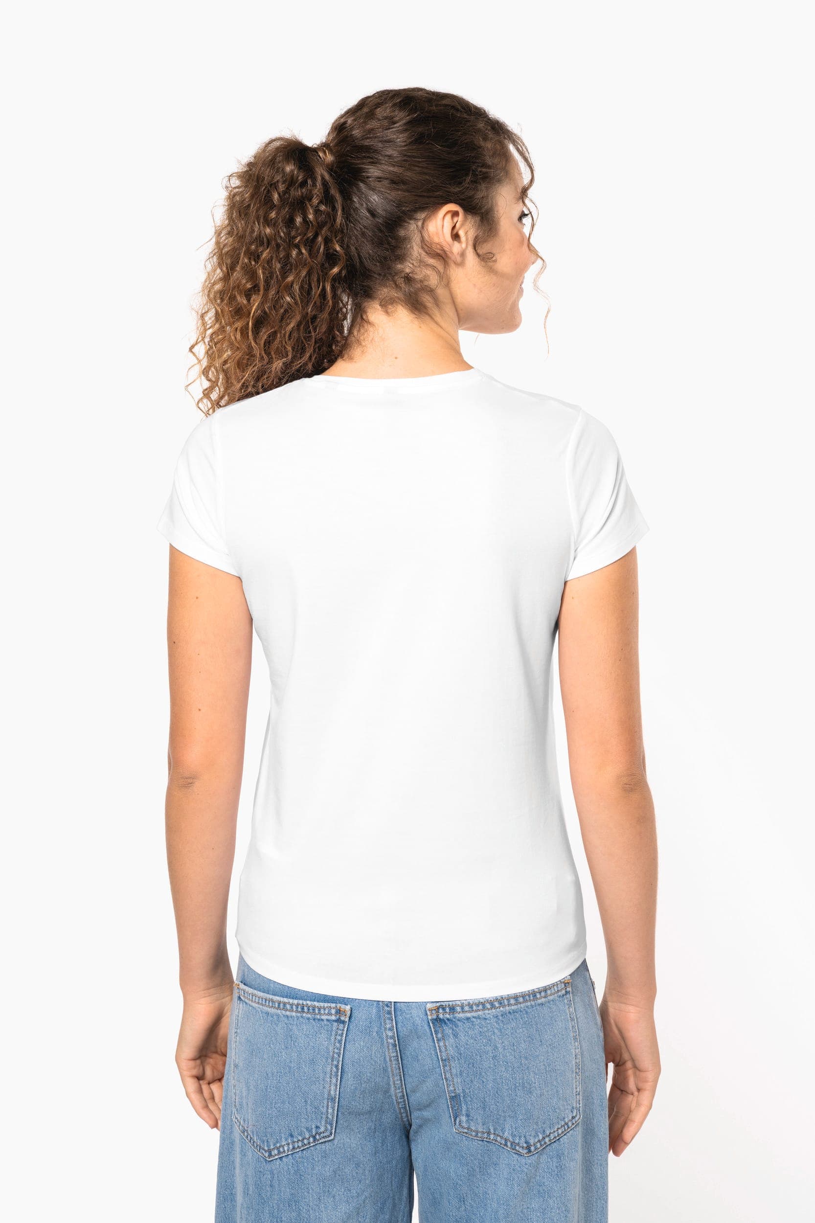T-shirt col V manches courtes femme en situation