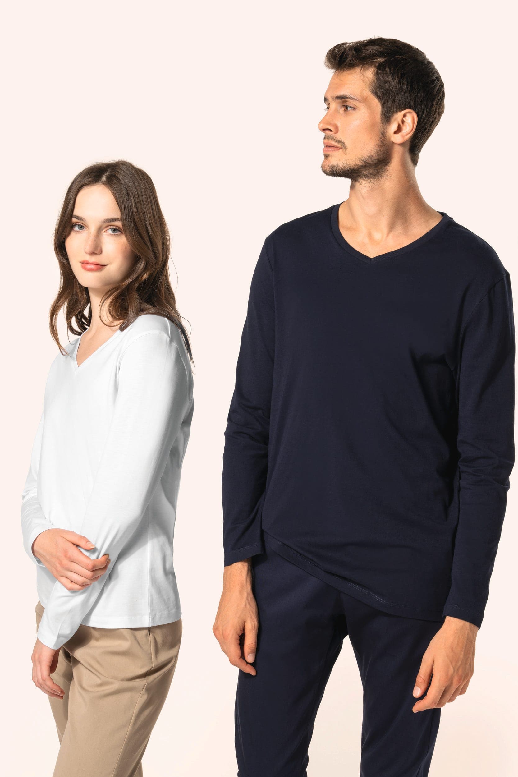 T-shirt Supima® col V manches longues femme en situation