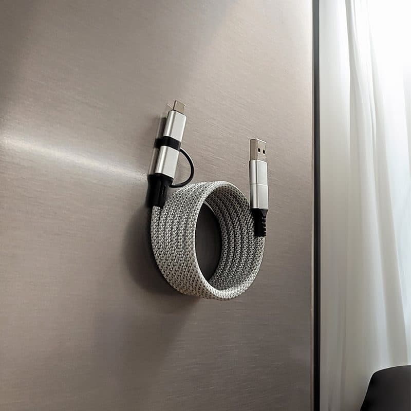 CABLE DE CHARGE 6 EN 1 A ENROULEMENT MAGNETIQUE en situation