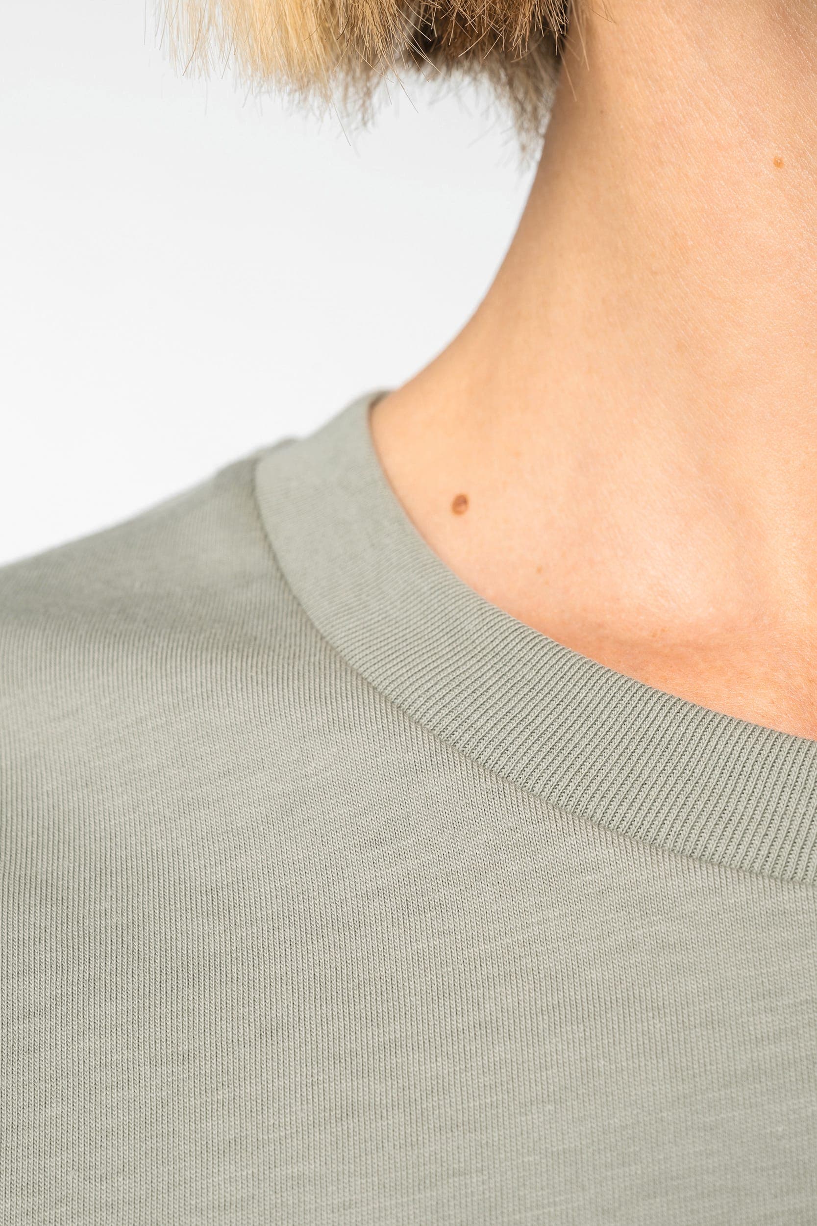 T-shirt écoresponsable boxy à épaules tombantes femme en situation