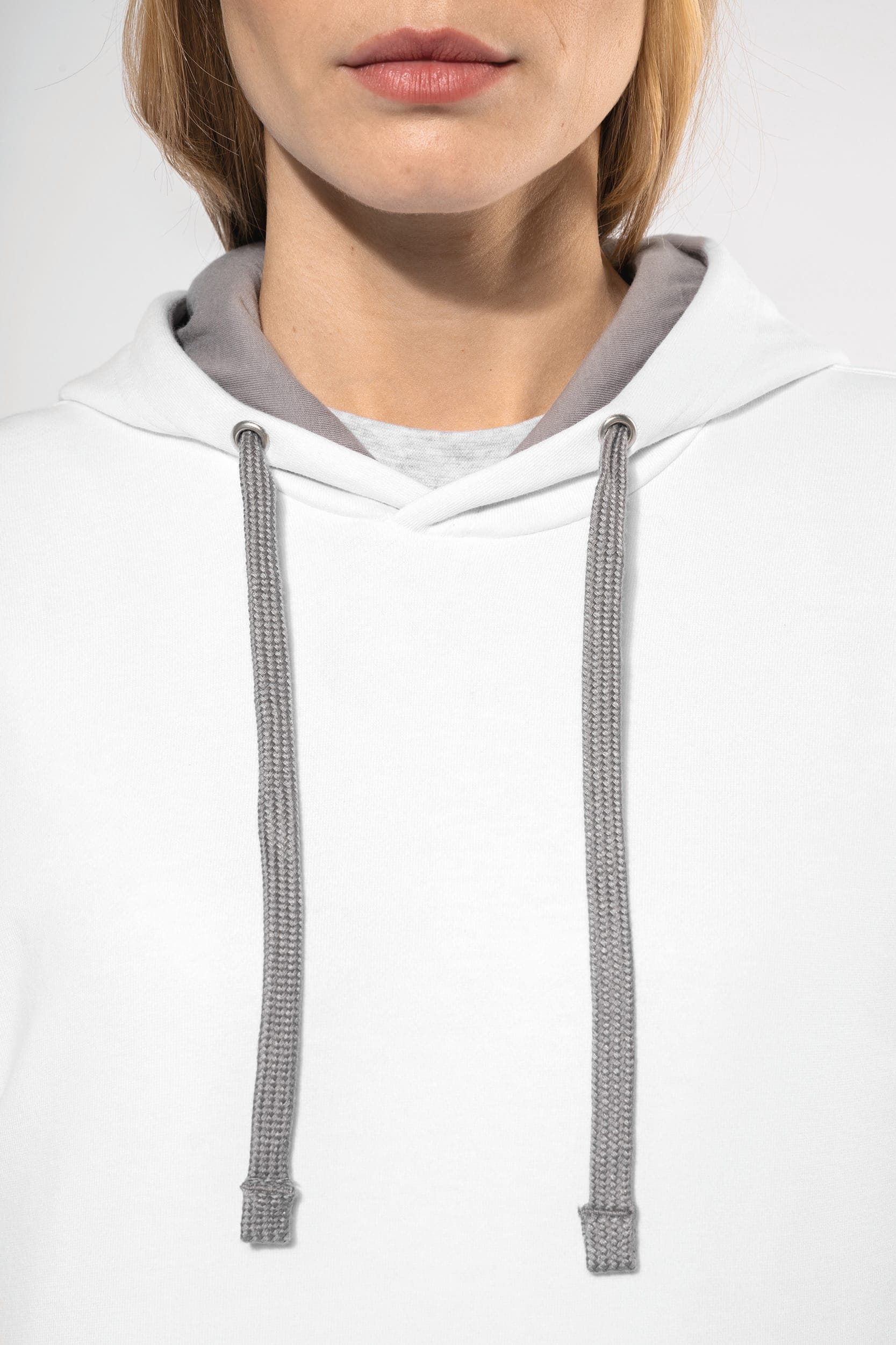 Sweat-shirt capuche contrastée femme en situation