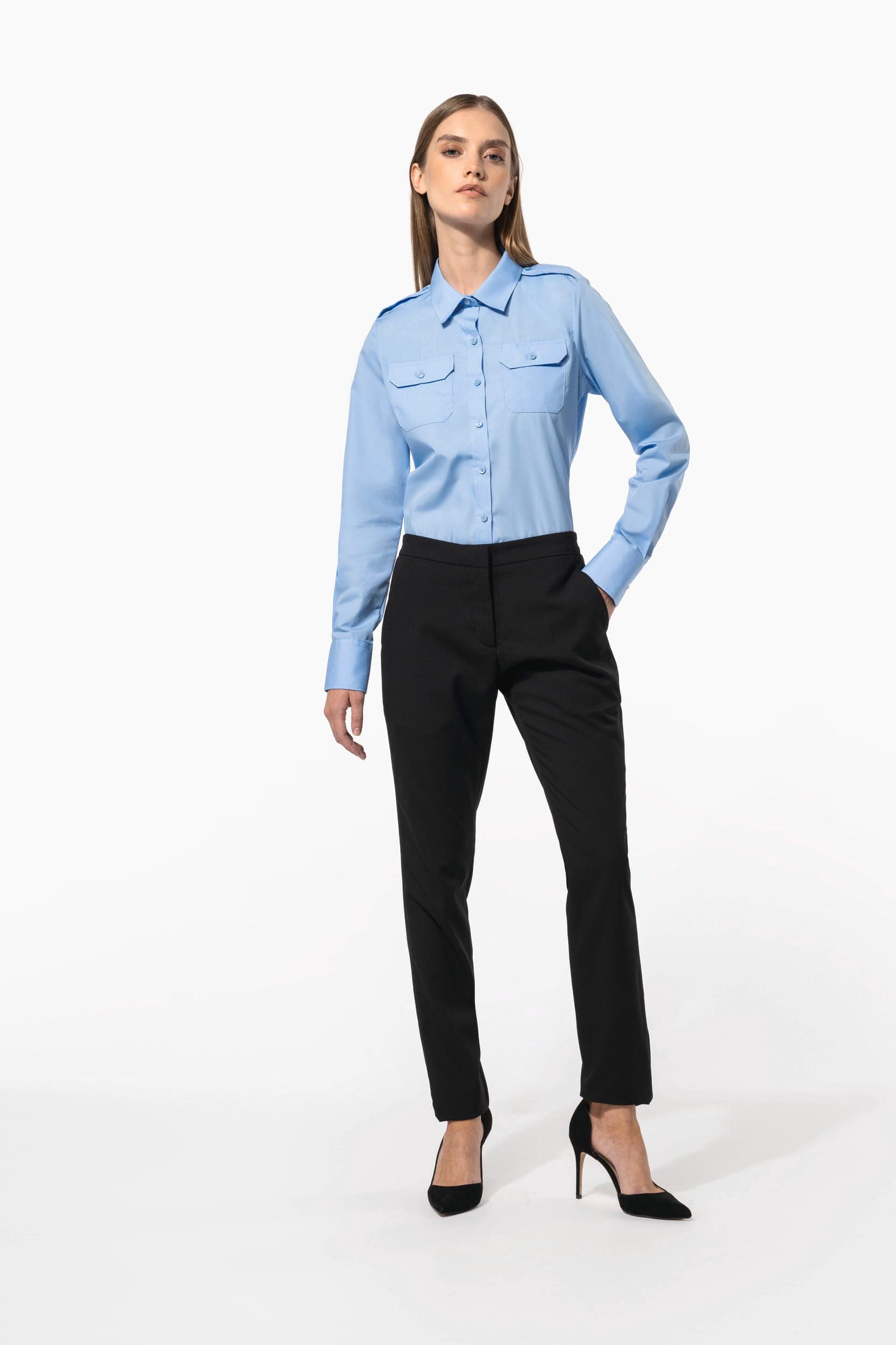 Chemise pilote manches longues femme en situation