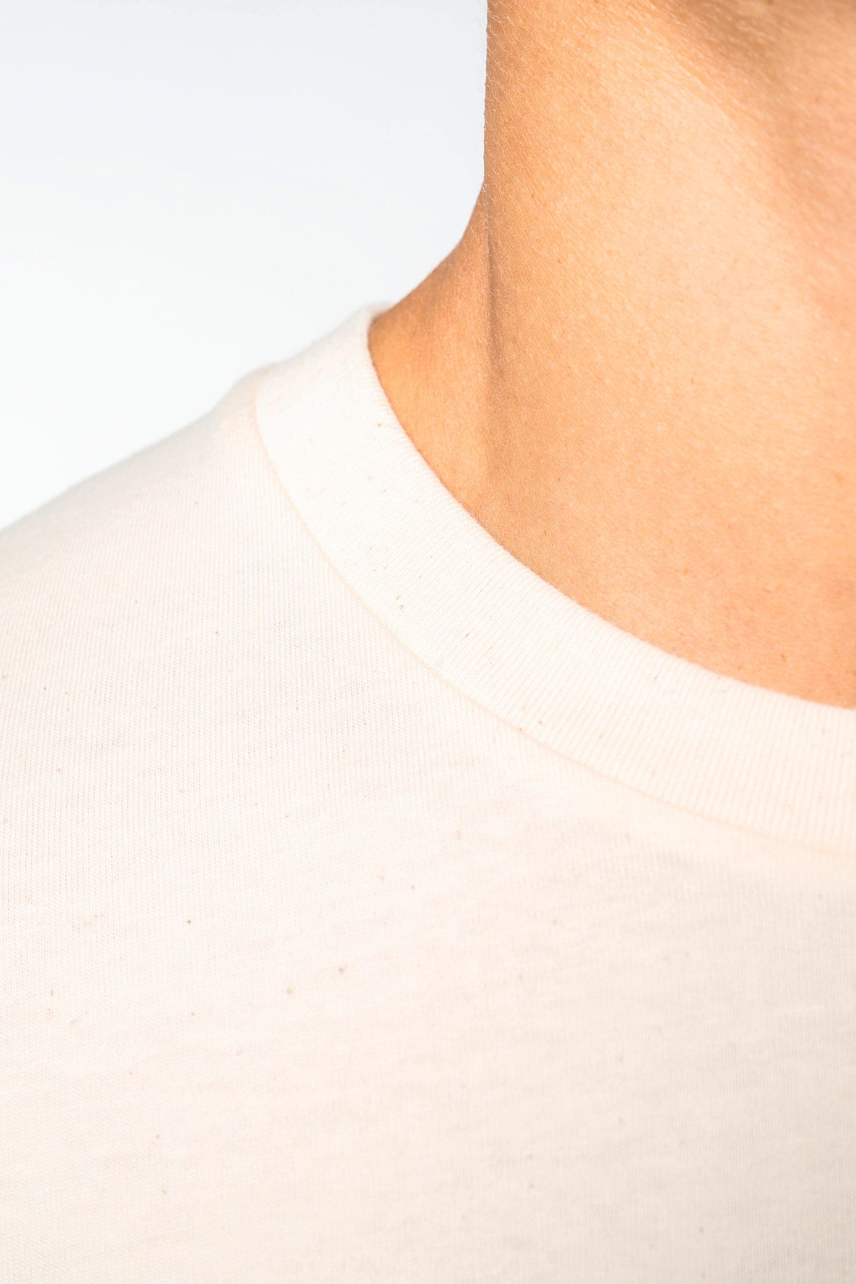 T-shirt écoresponsable à épaules tombantes unisexe en situation