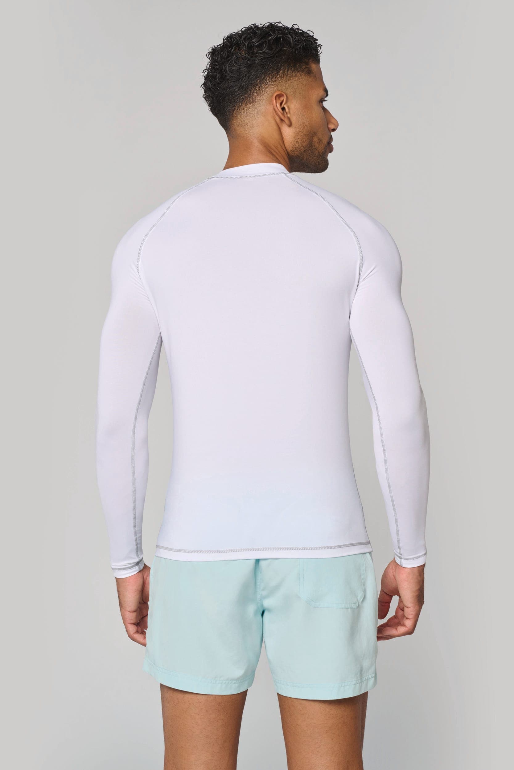 T-shirt technique à manches longues avec protection anti-UV unisexe en situation