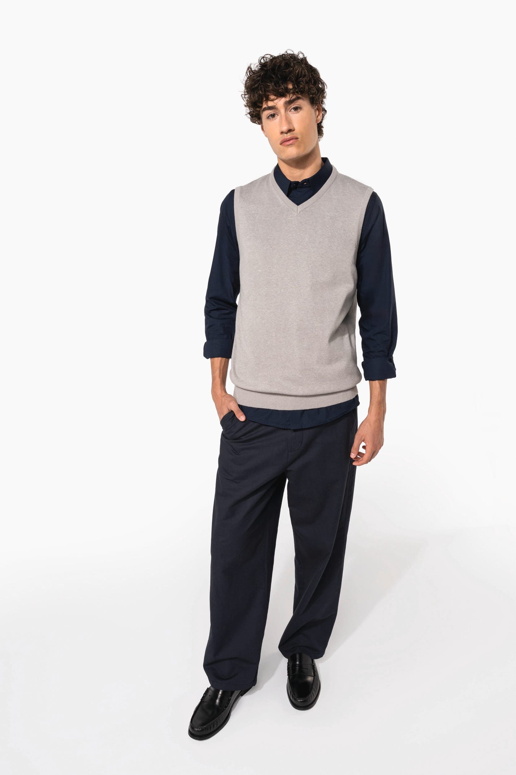 Pull col V sans manches en situation