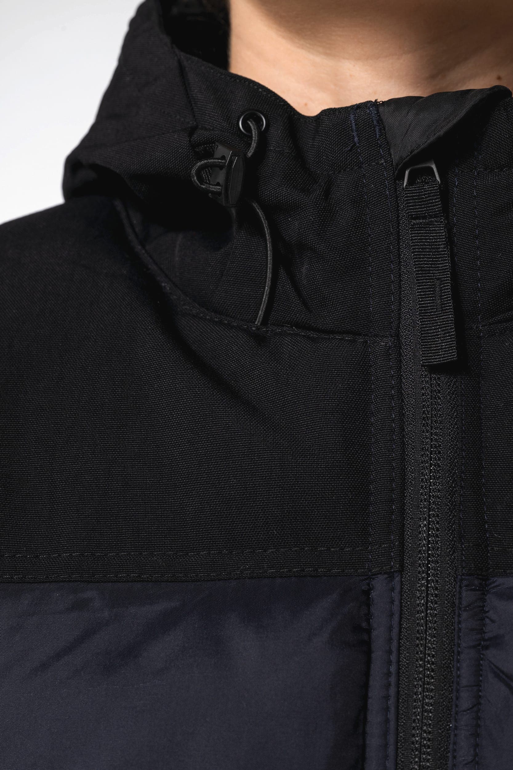 Parka matelassée à capuche bi-ton unisexe en situation