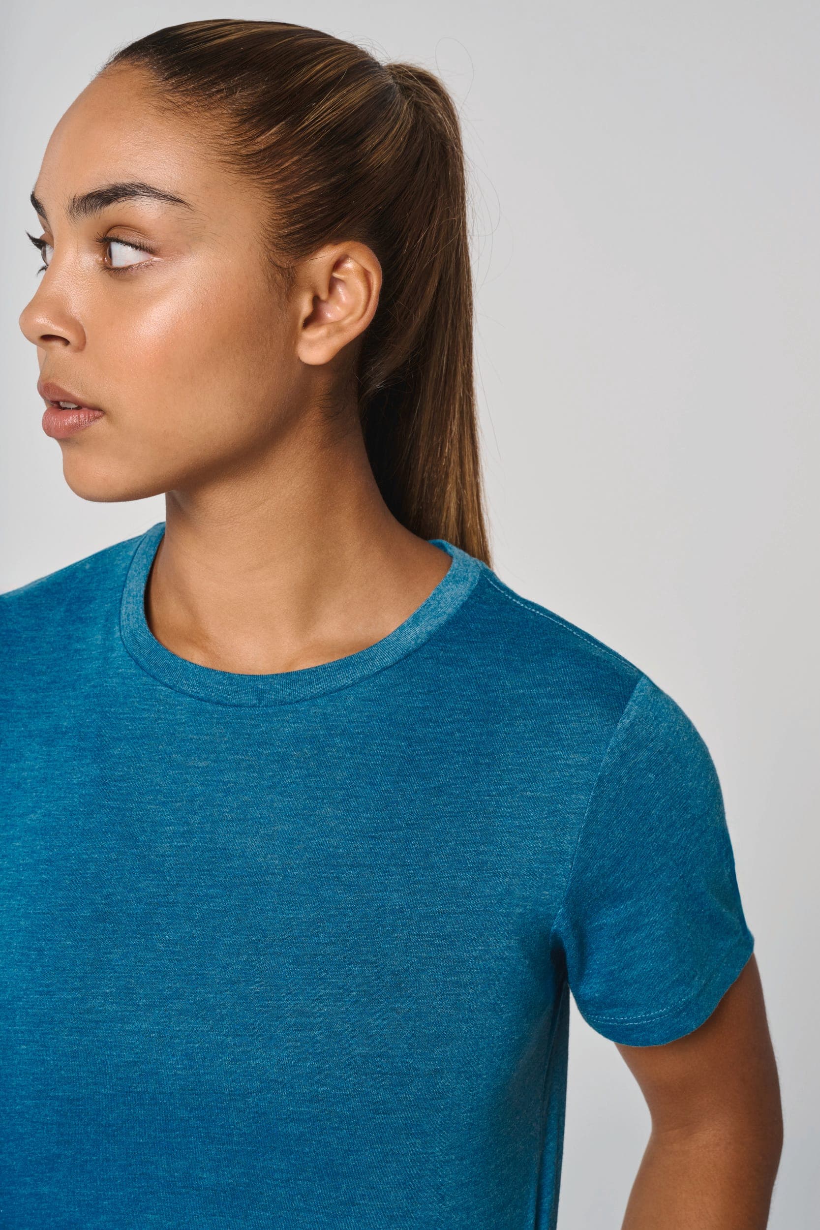 Crop top triblend femme en situation