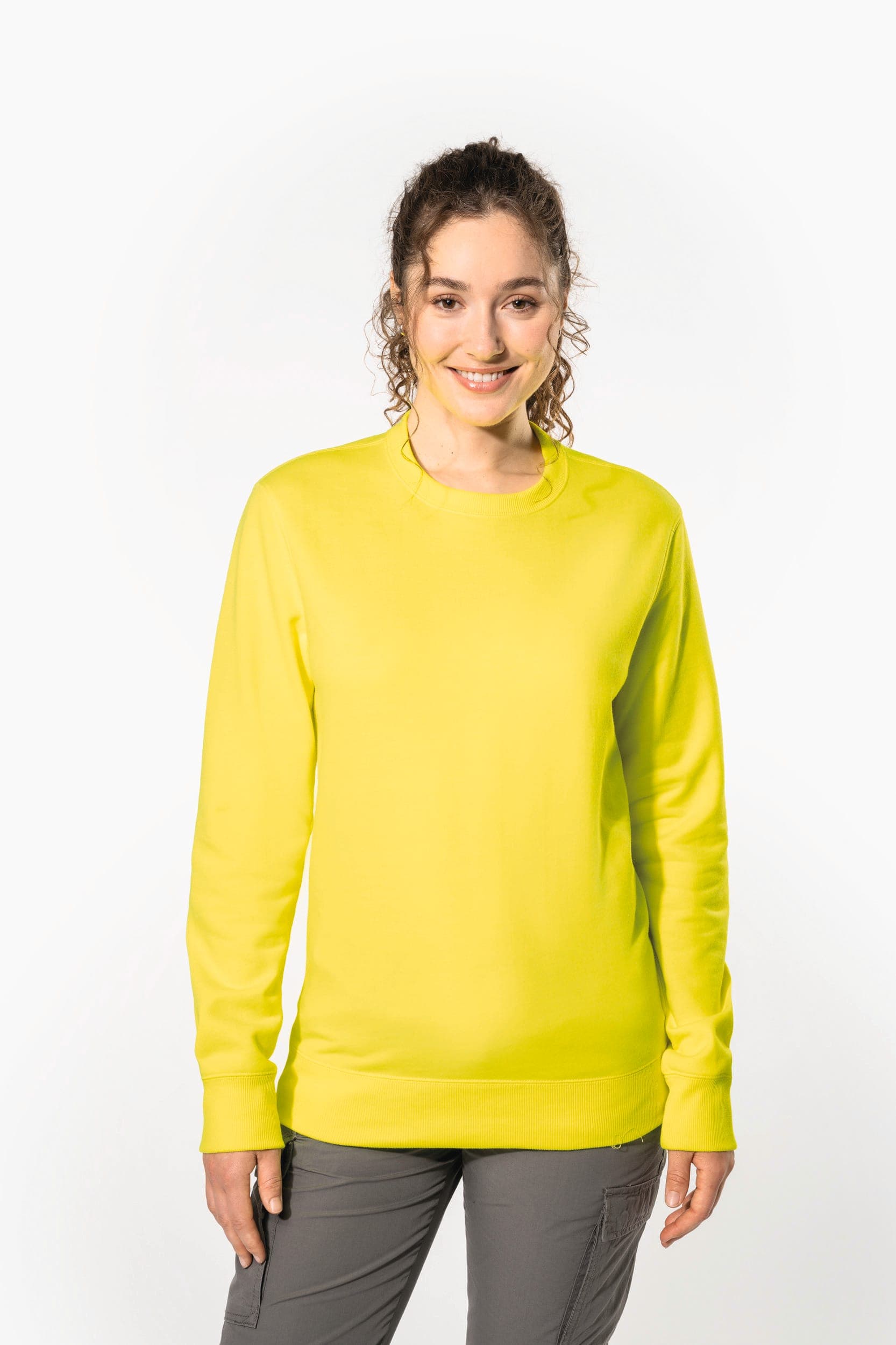 Sweat-shirt recyclé col rond unisexe en situation