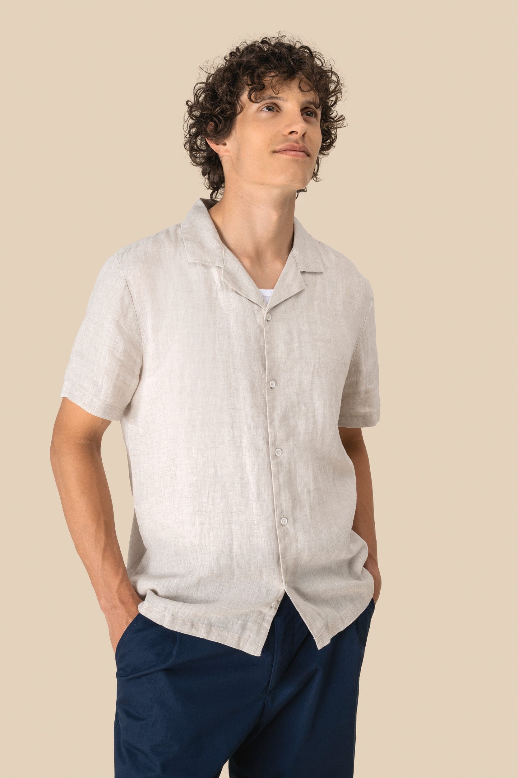Chemise à col bowling en lin homme en situation