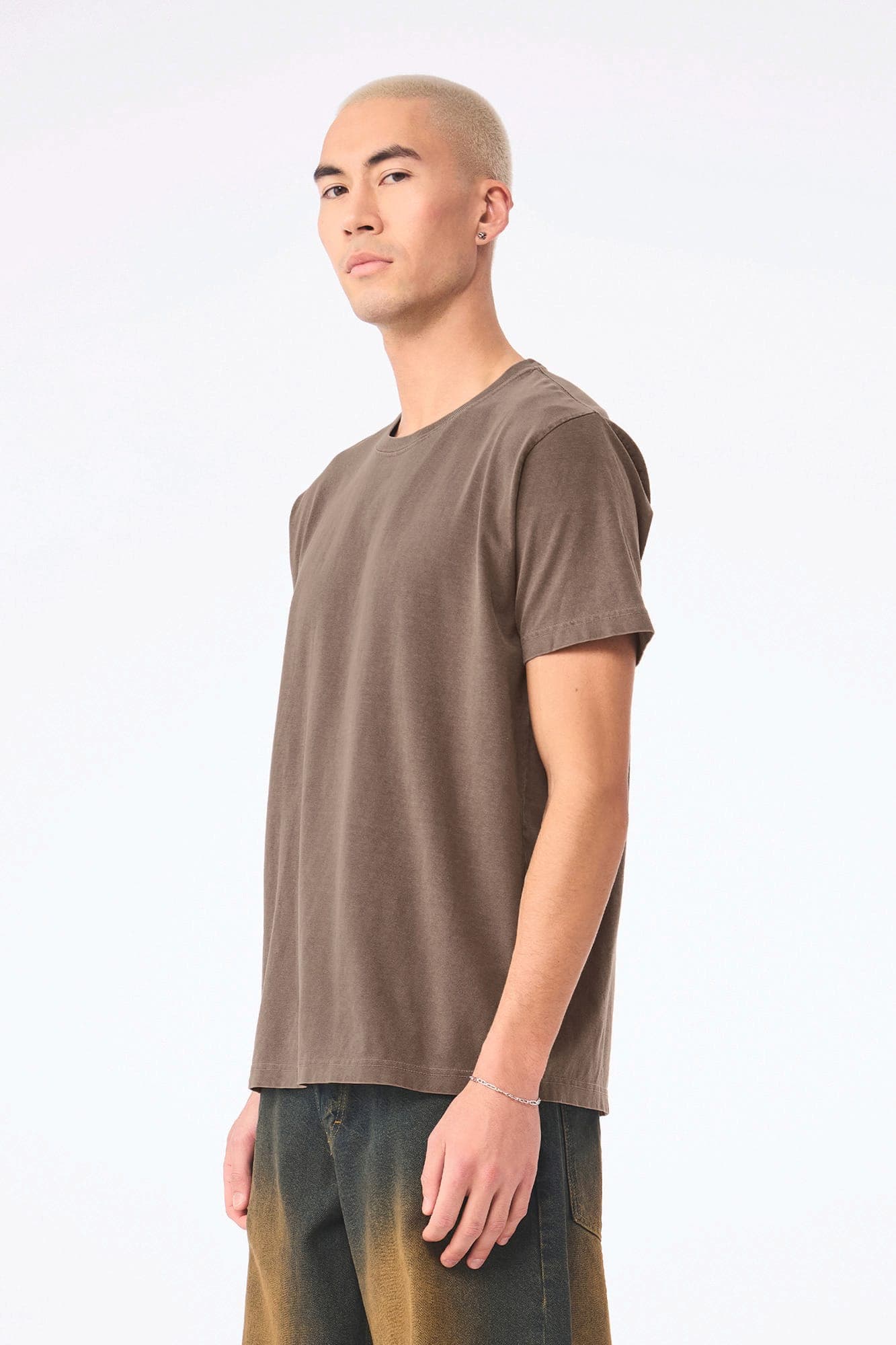 T-shirt délavé épais unisexe en situation