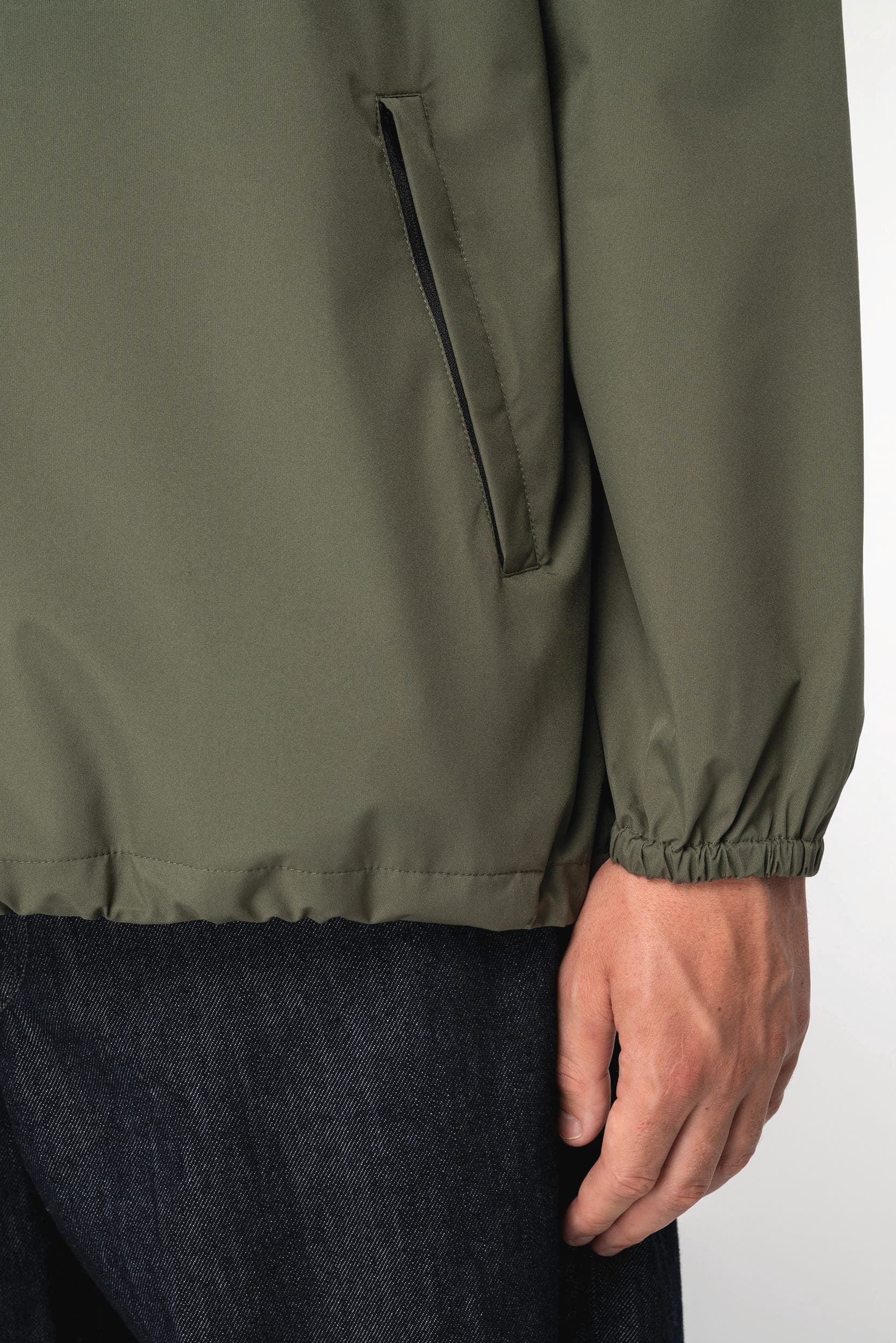 Veste coupe-vent imperméable écoresponsable quart zip unisexe en situation