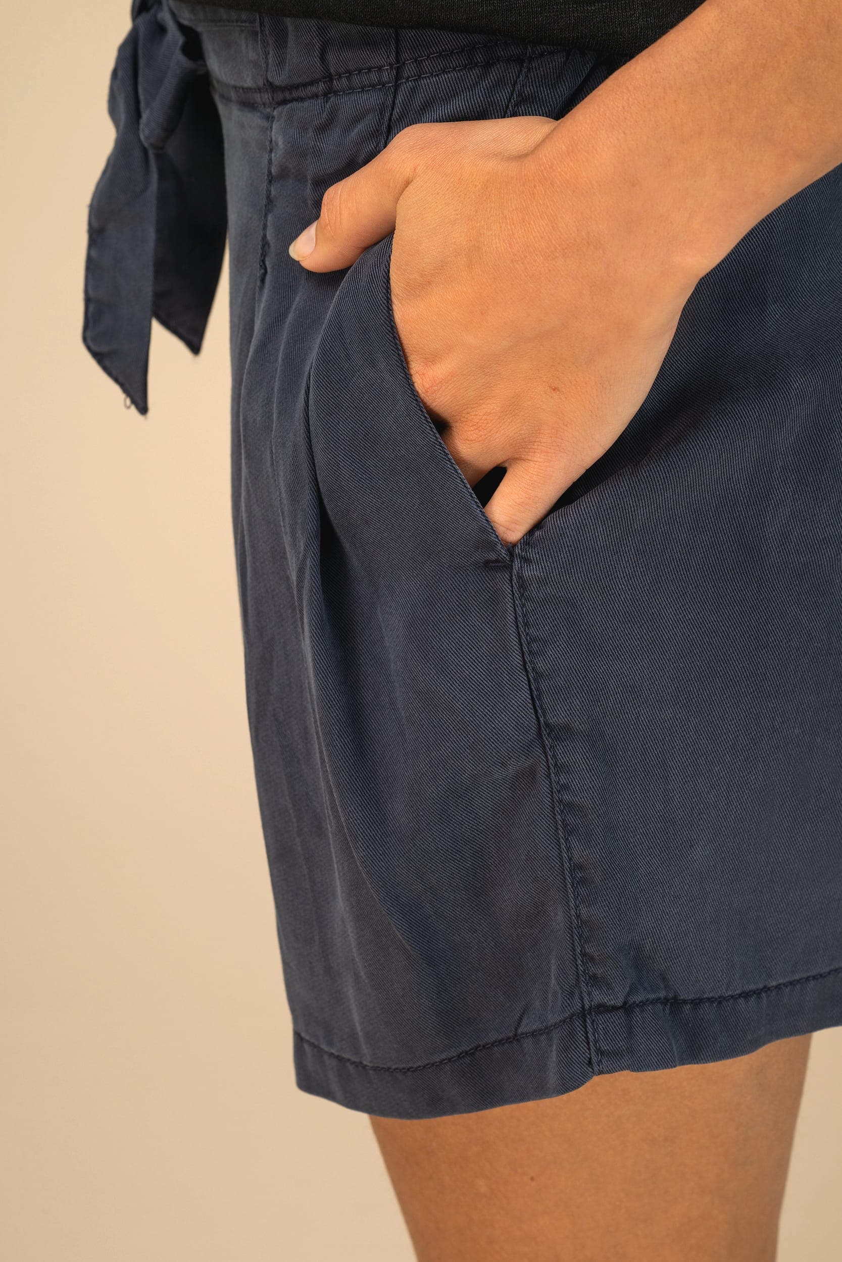 Short écoresponsable délavé en lyocell femme en situation