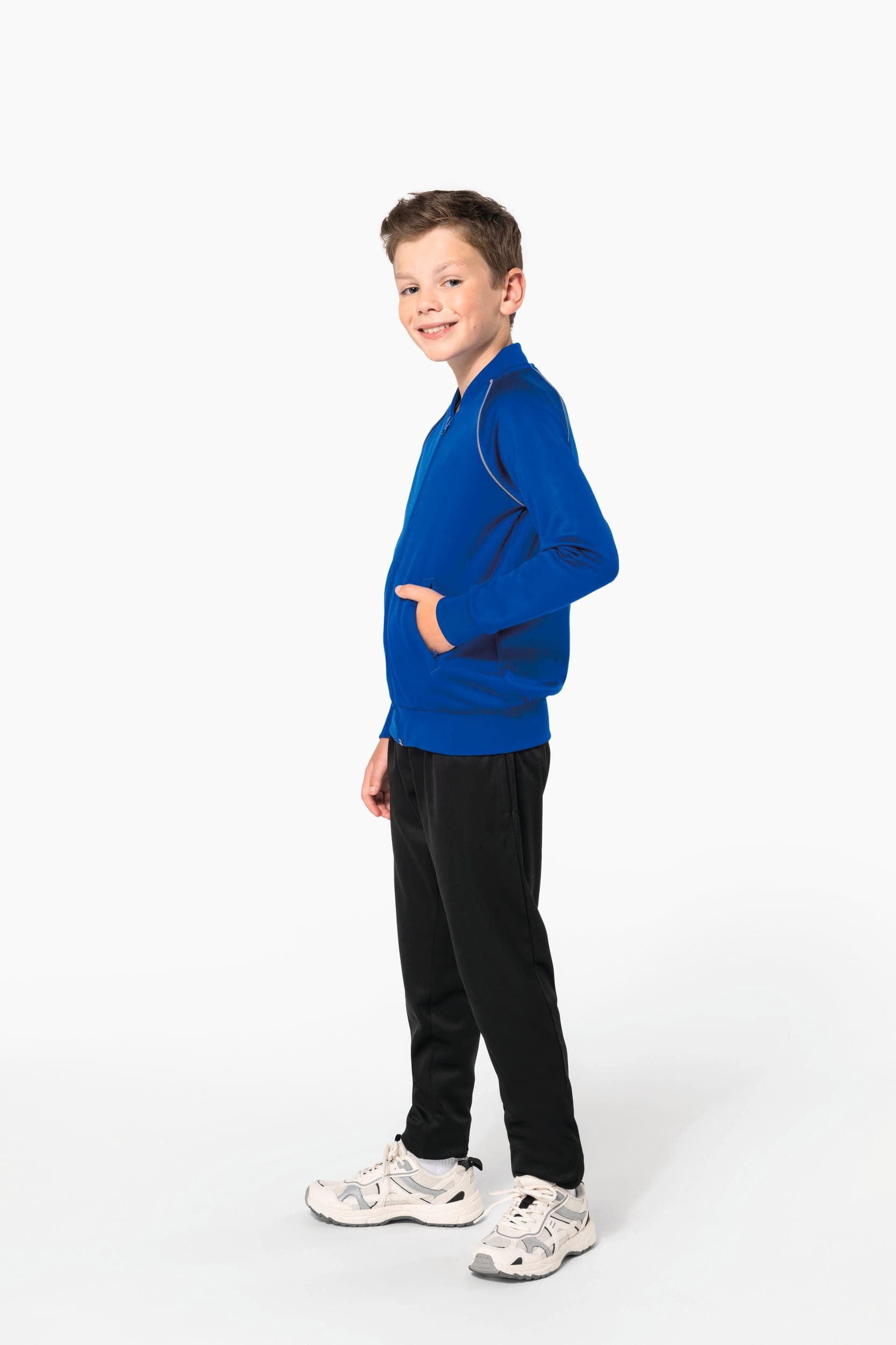 Veste de survêtement zippée avec liseré enfant en situation