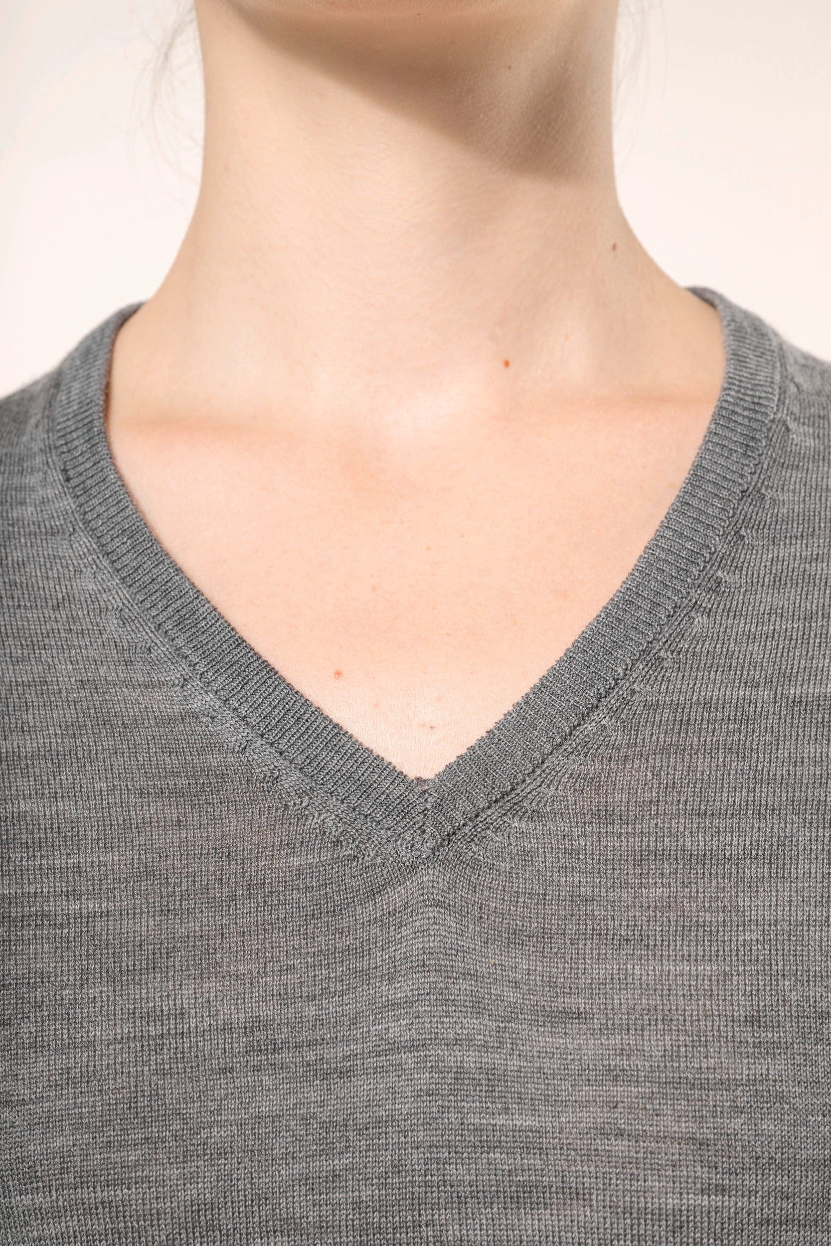 Pull Mérinos col V femme en situation
