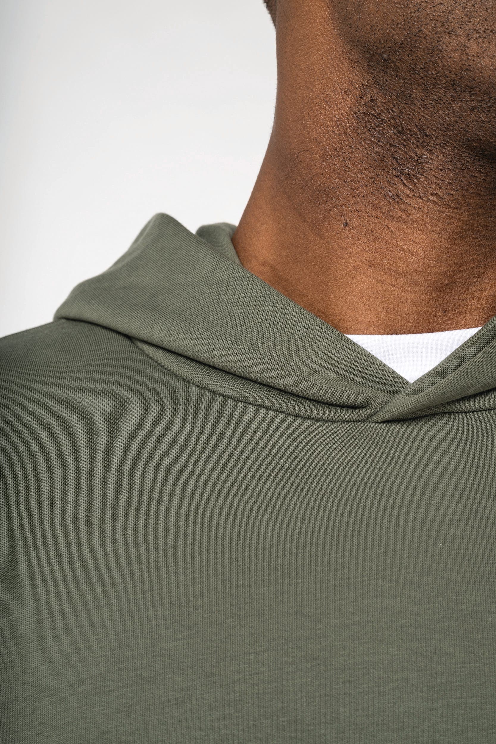 Sweat-shirt écoresponsable à capuche oversize unisexe en situation