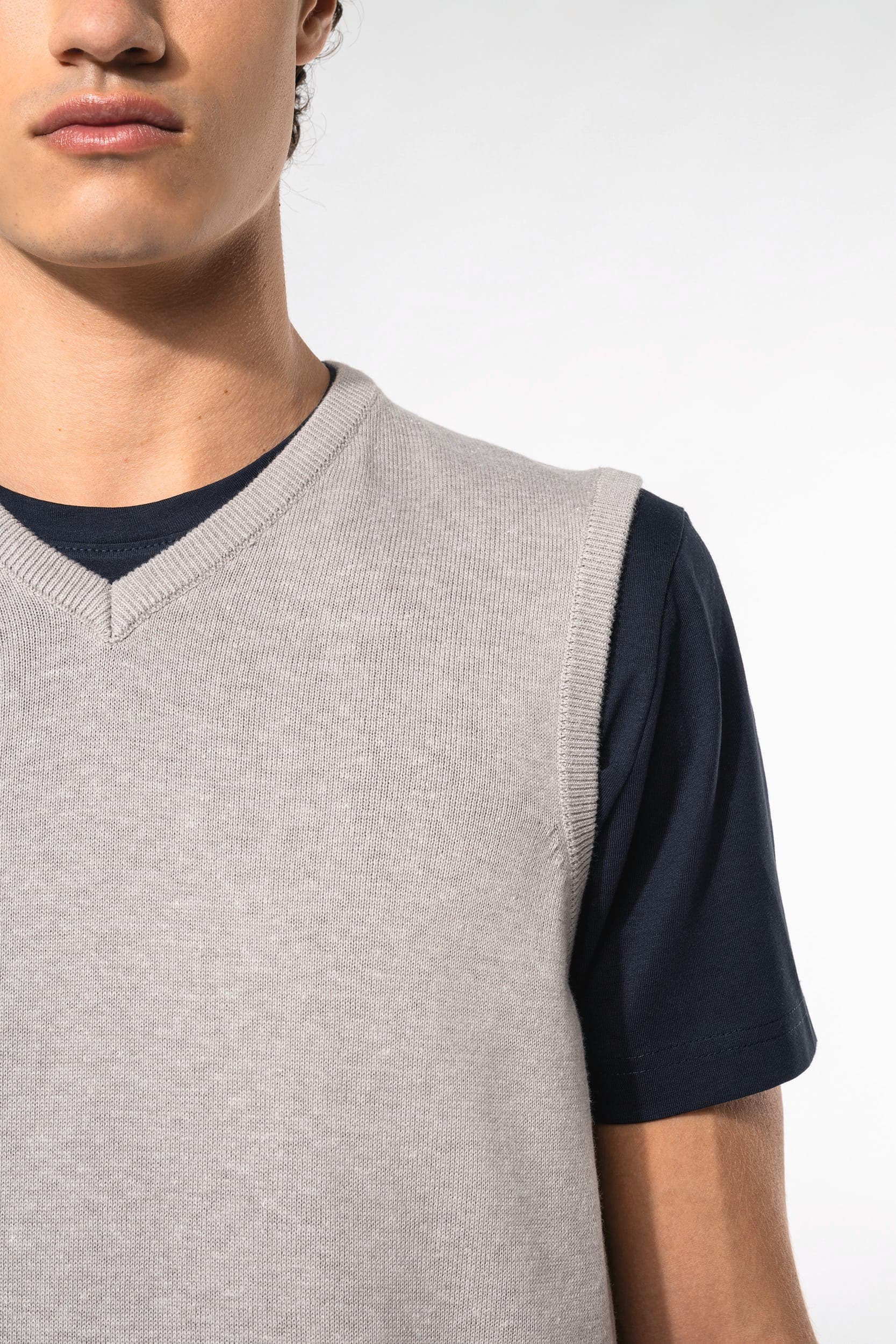 Pull col V sans manches en situation