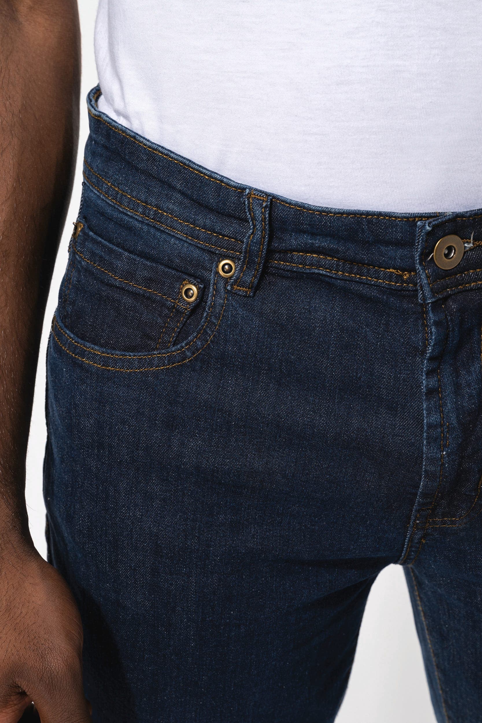 Jean basic homme en situation