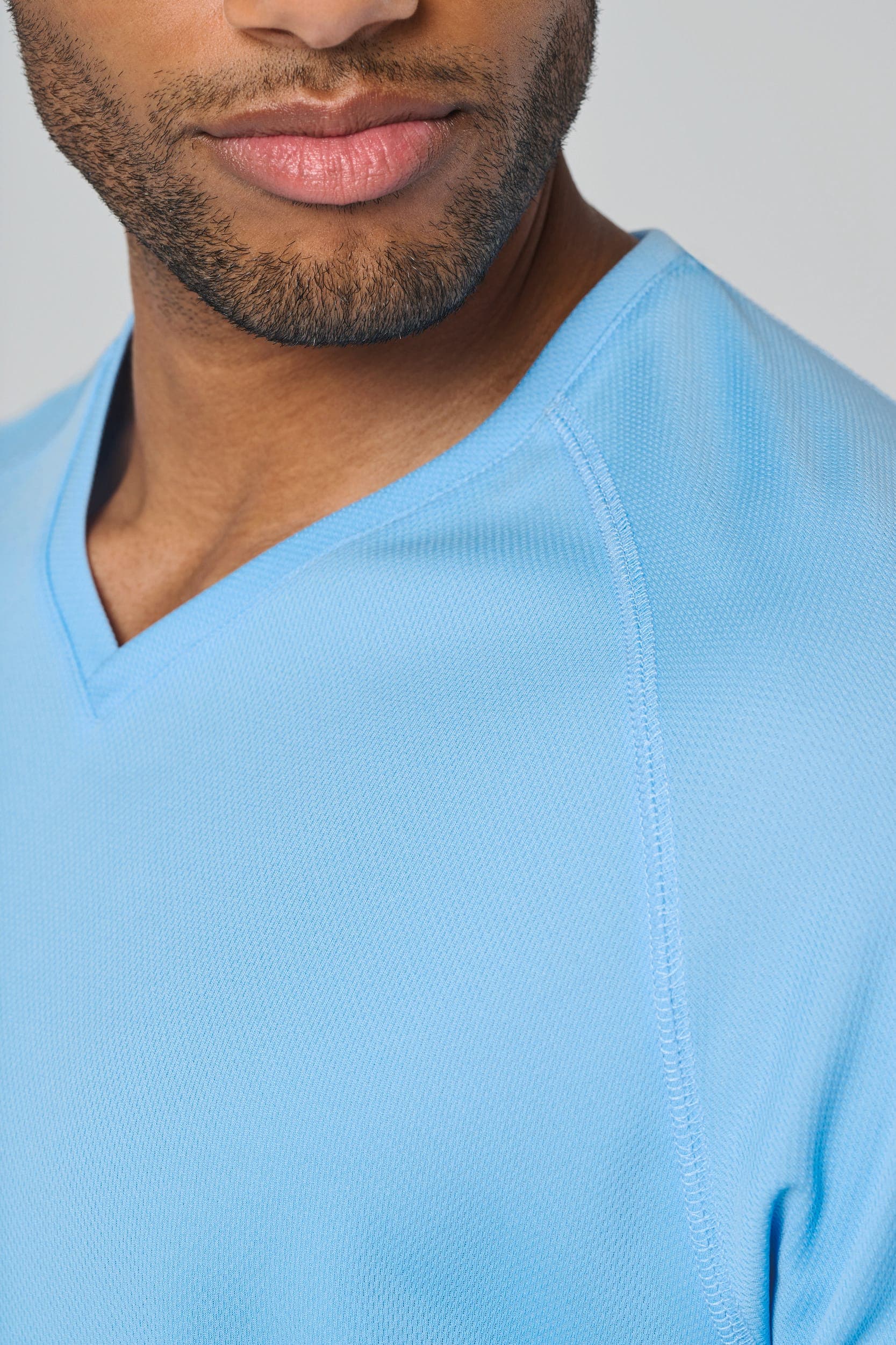T-shirt de sport manches courtes col v homme en situation