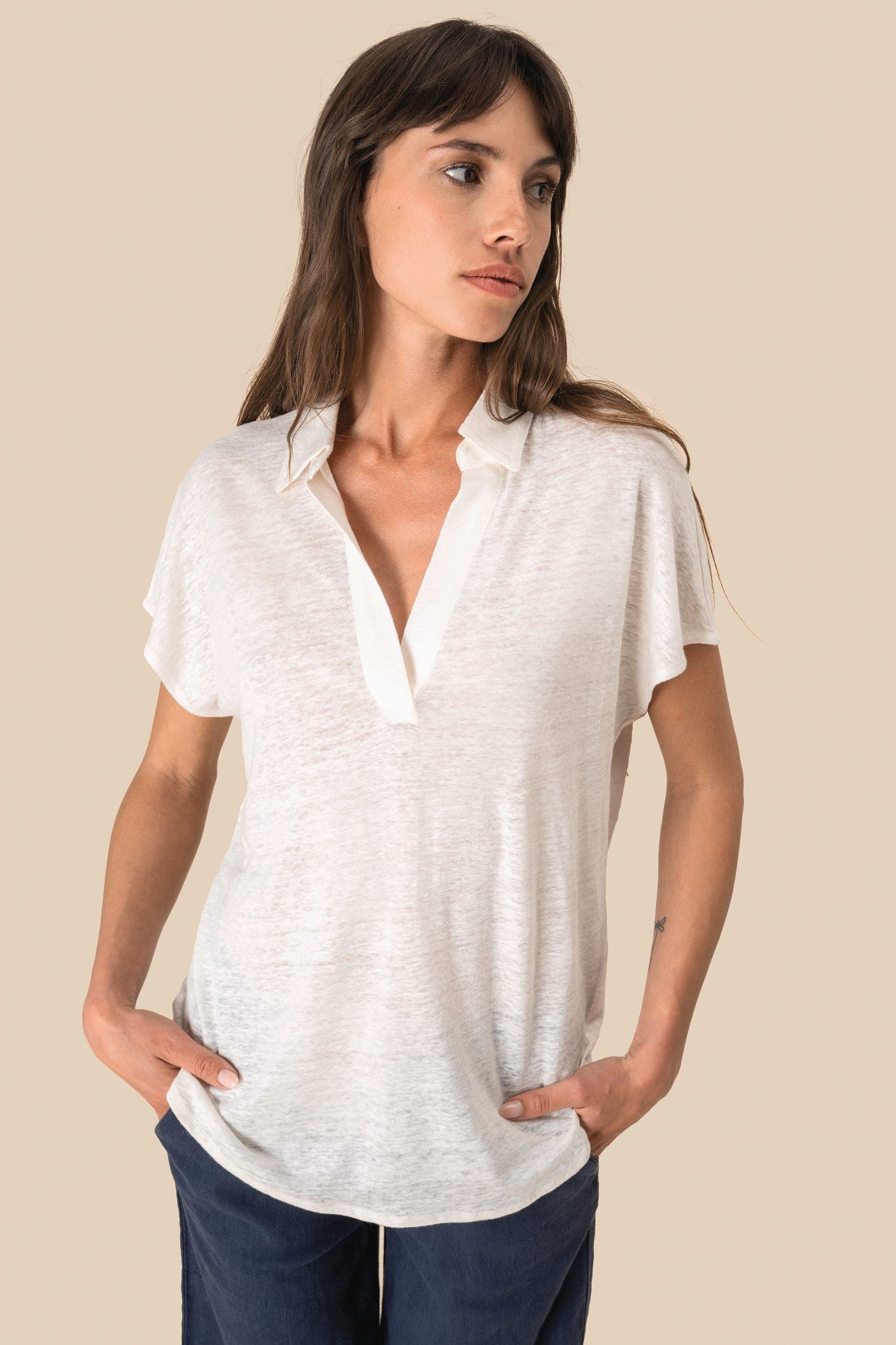 Polo en lin femme en situation
