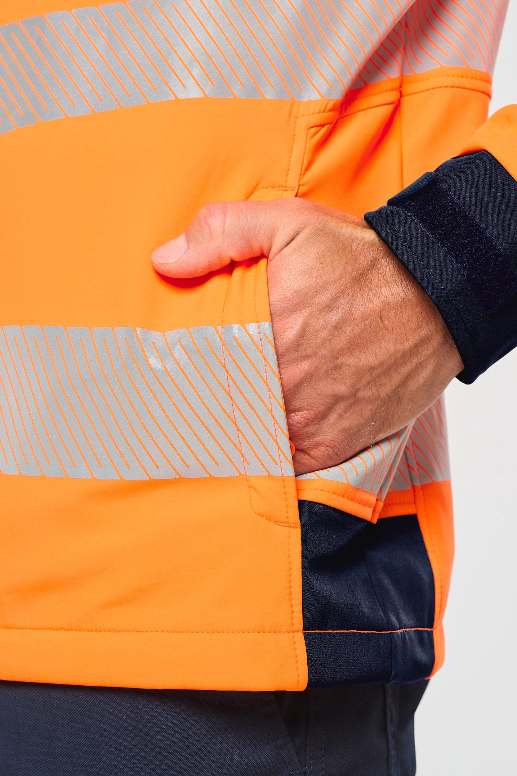 Veste softshell de sécurité recyclée avec manches détachables unisexe en situation
