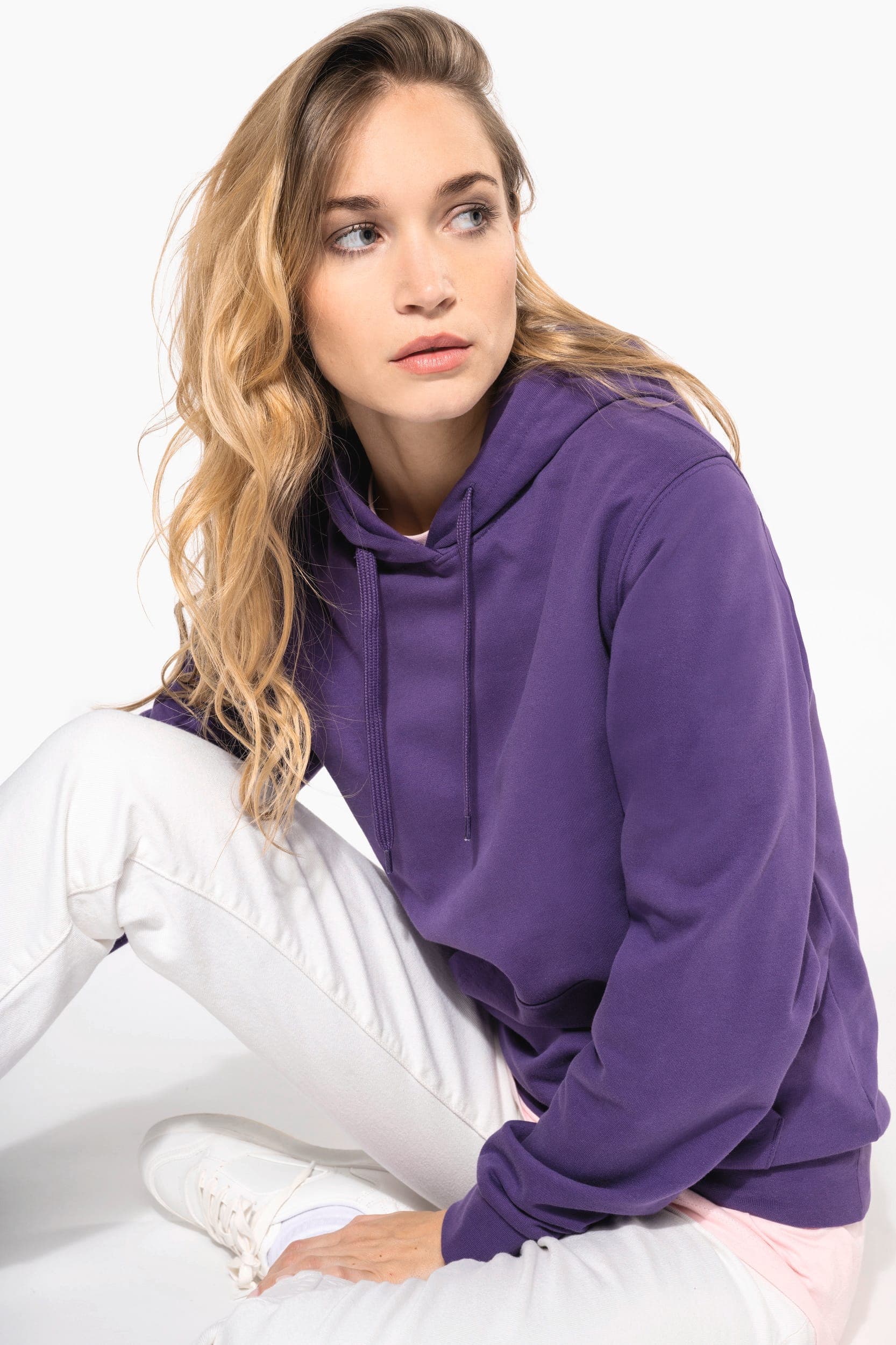 Sweat-shirt capuche femme en situation