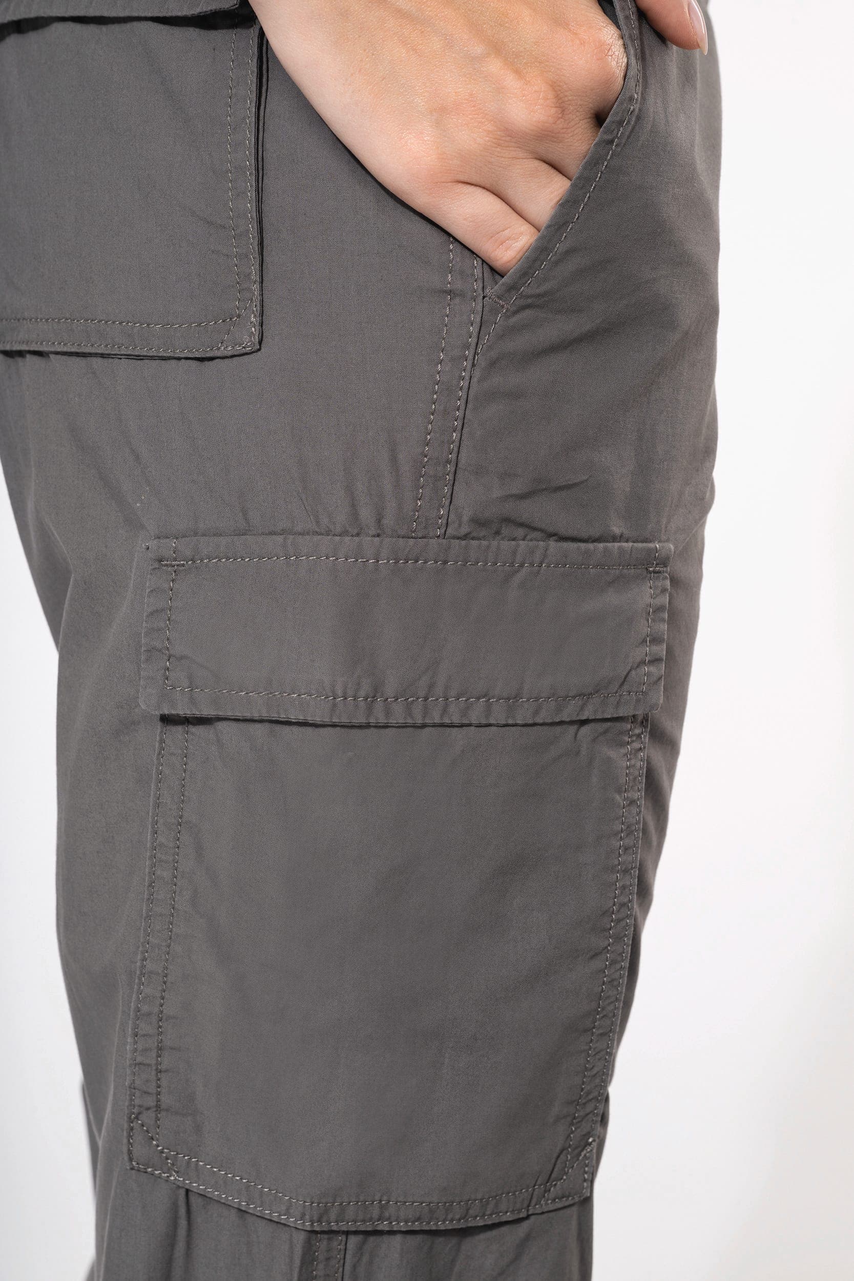 Pantalon léger multipoches femme en situation
