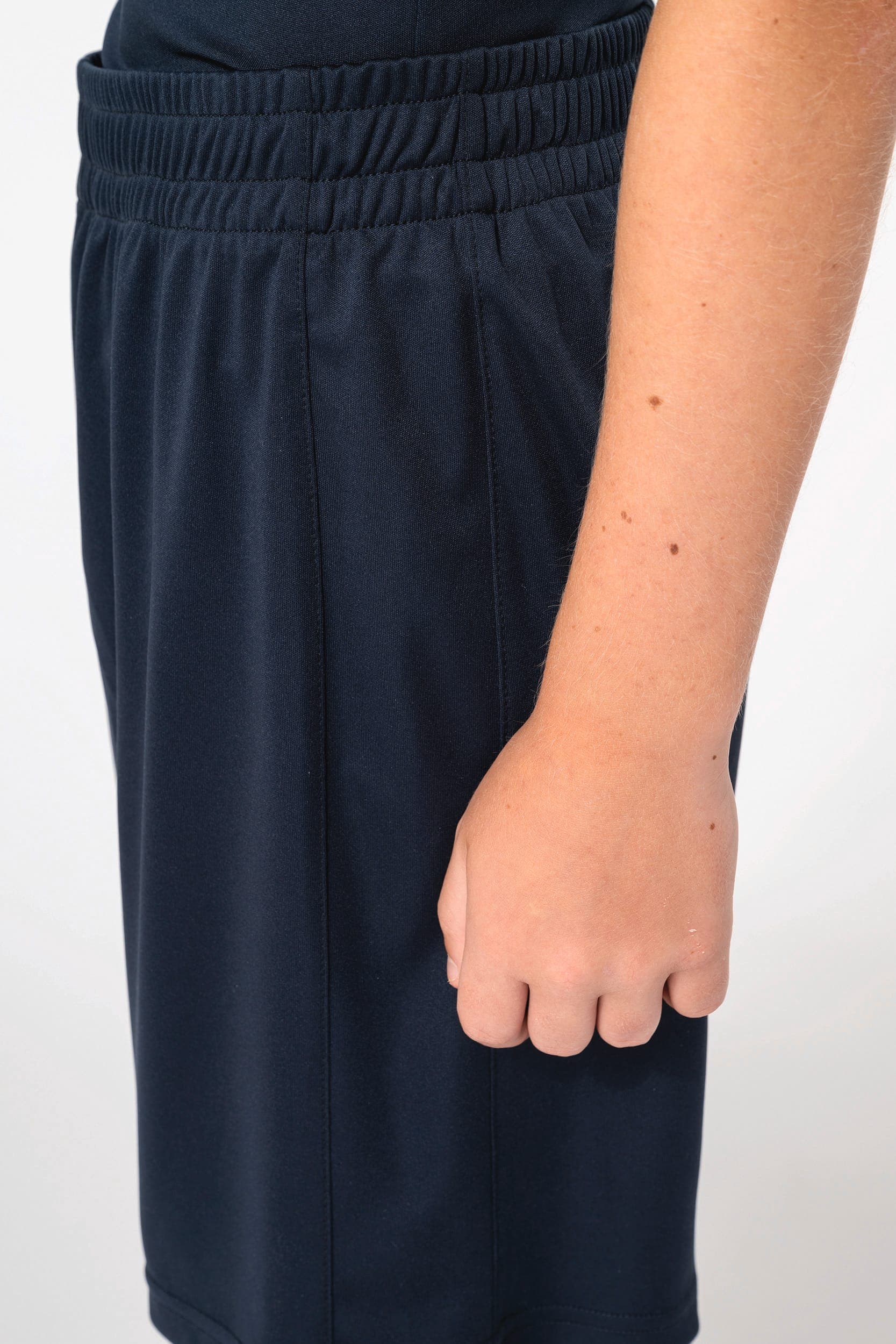 Short multisport en polyester enfant en situation