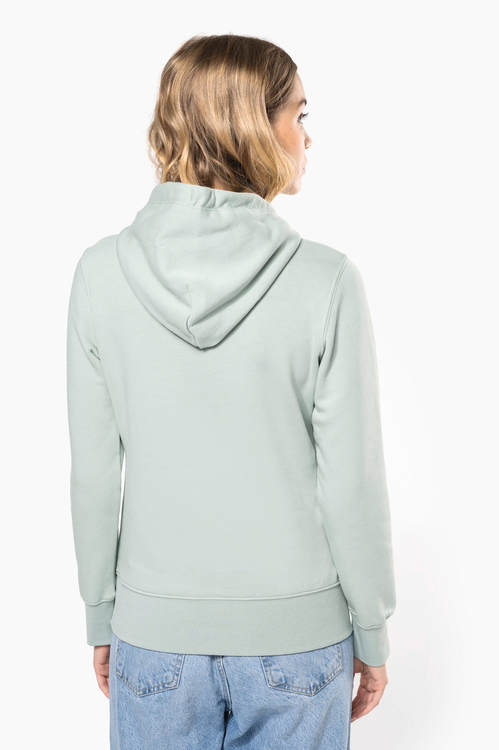 Sweat-shirt écoresponsable à capuche femme en situation