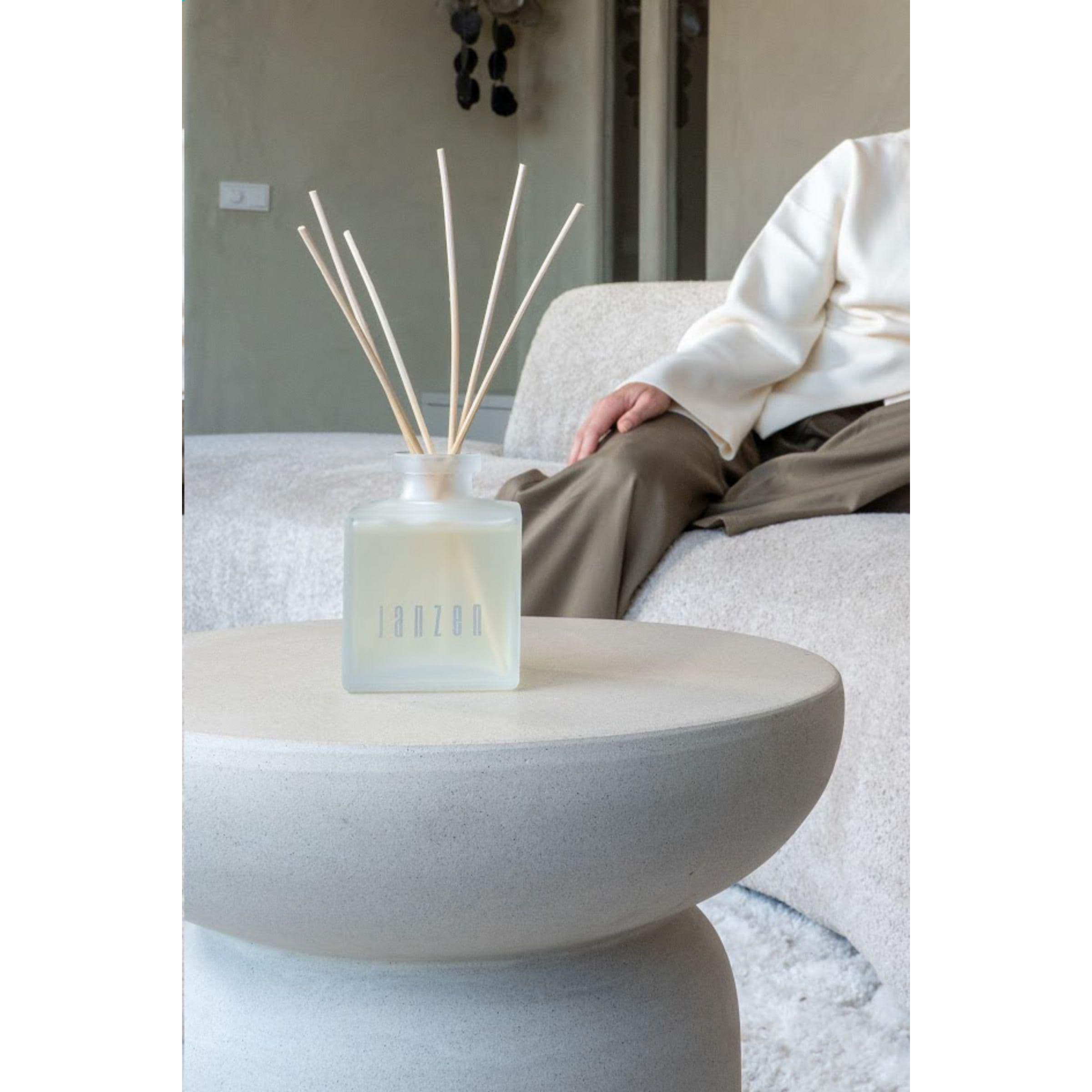 Bâtonnets parfumés Janzen Home Fragrance Fuchsia 69 en situation