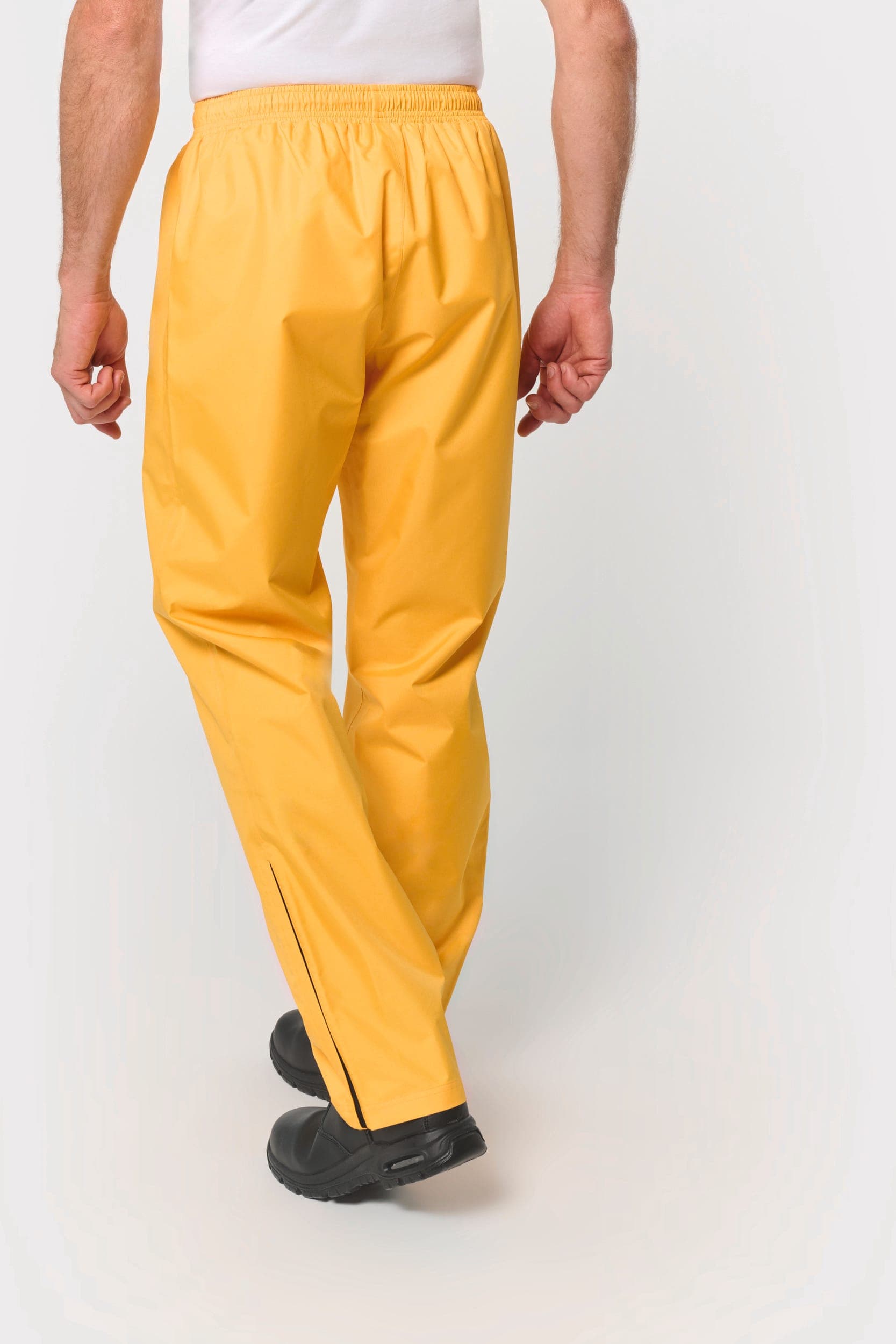 Pantalon de pluie unisexe en situation