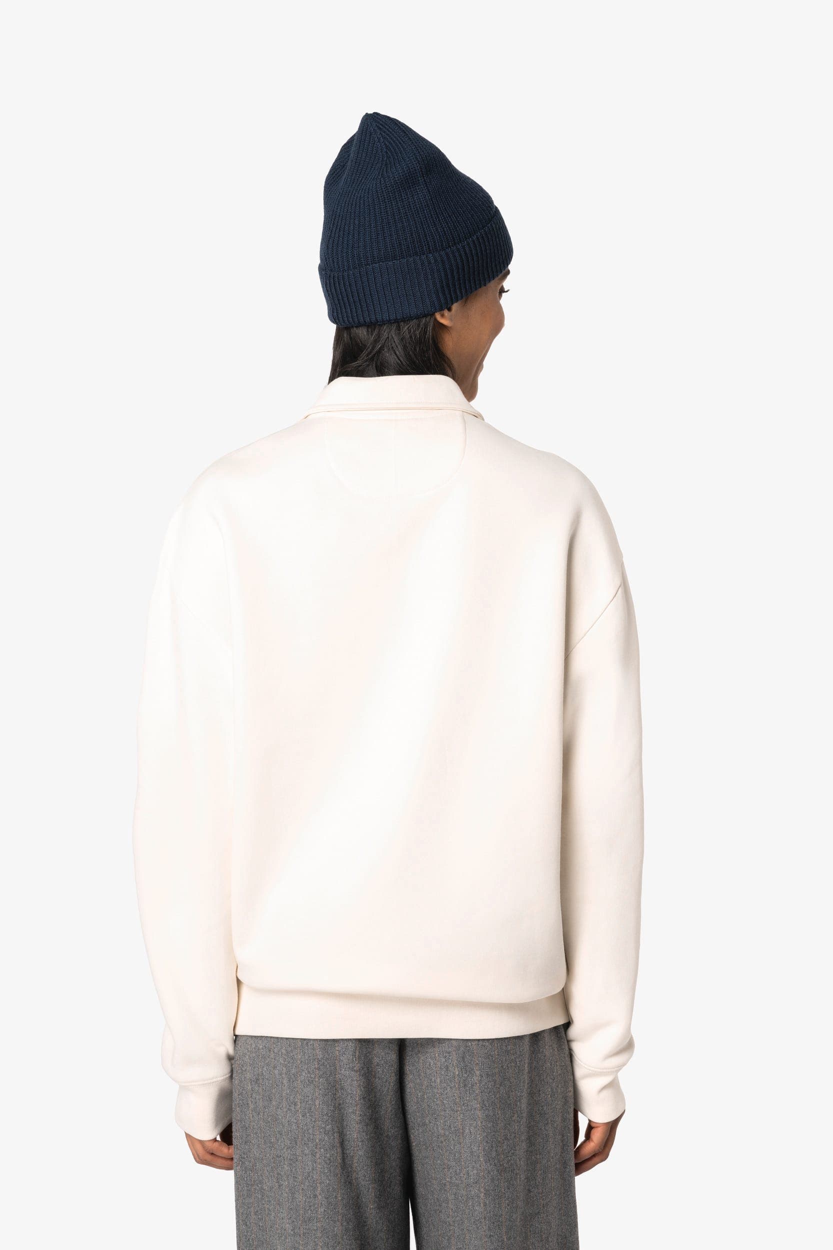 Sweat-shirt écoresponsable quart zip col polo à épaules tombantes unisexe en situation