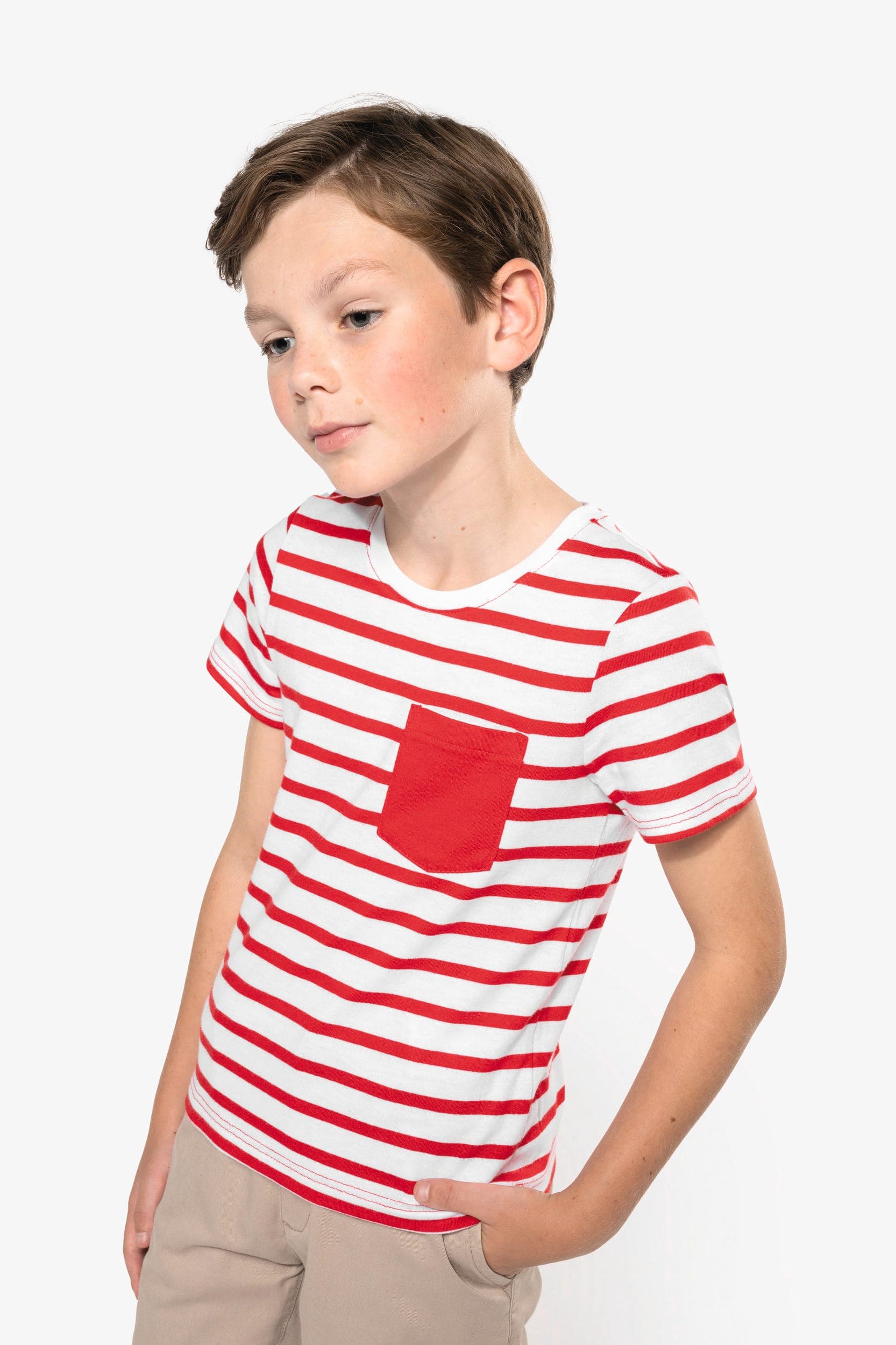 T-shirt rayé marin avec poche manches courtes enfant en situation