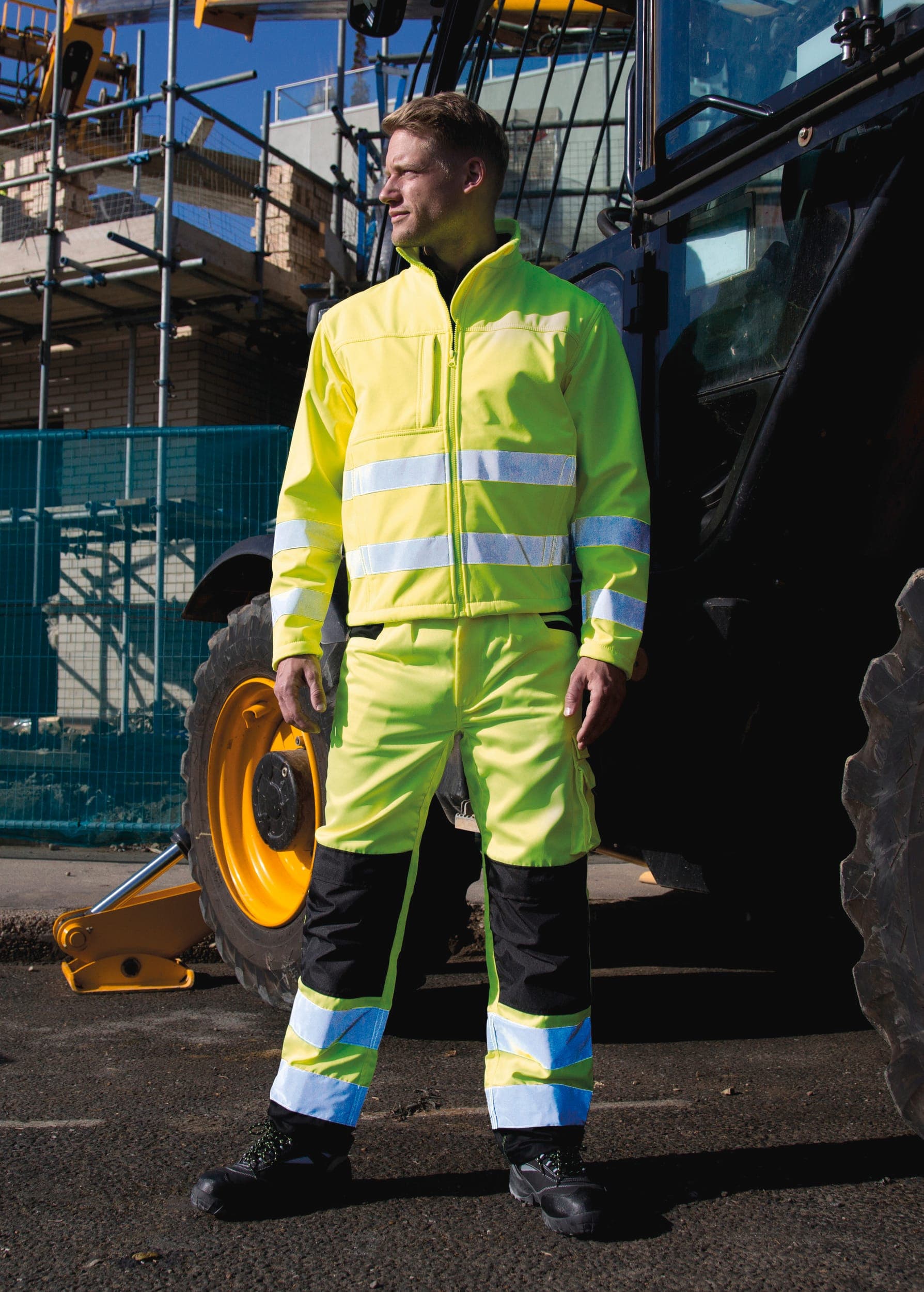 HI-VIS SAFETY SOFTSHELL JACKET en situation