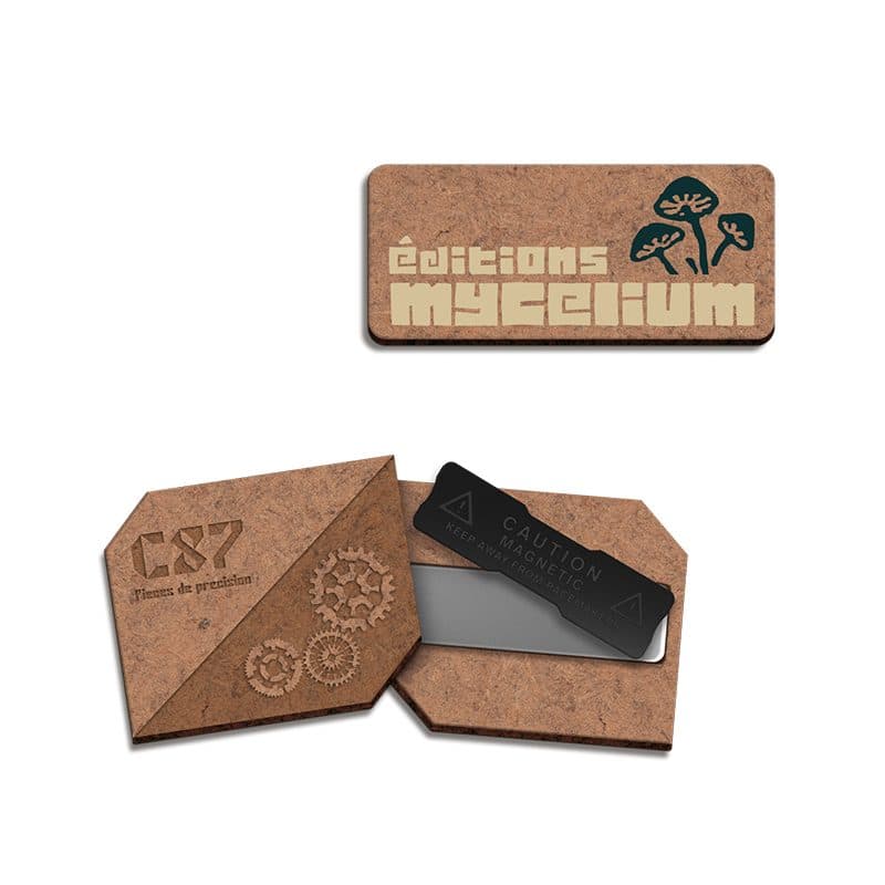 BADGE SUR-MESURE MDF EP 3 mm AVEC AIMANT MAXI 20 cm2 en situation