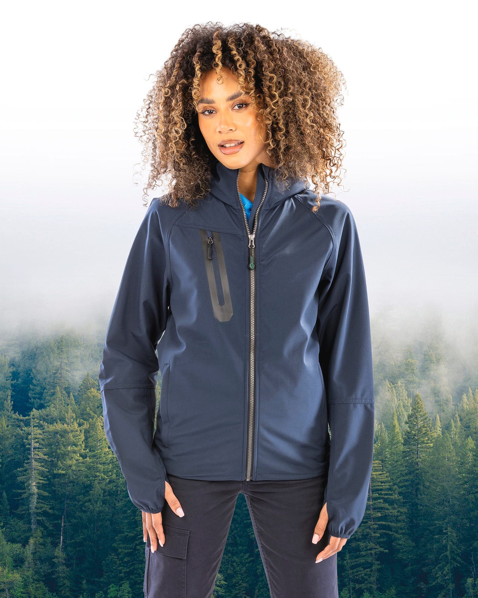 Veste Softshell 3 couches recyclée à capuche unisexe en situation