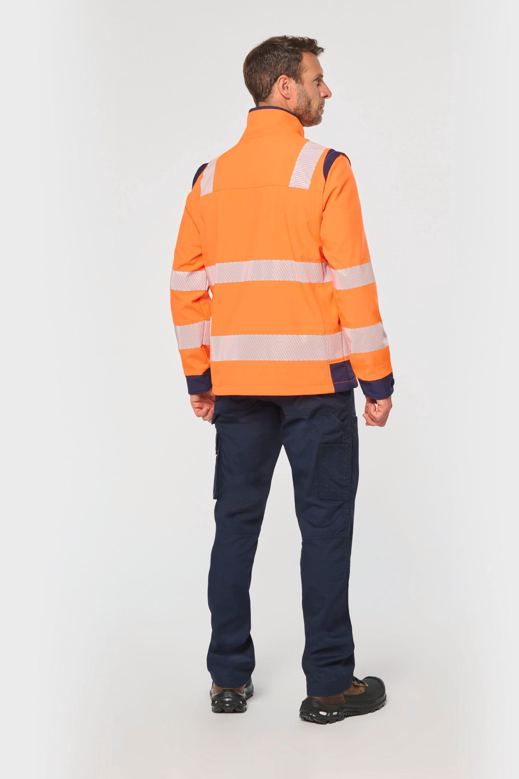 Veste softshell de sécurité recyclée avec manches détachables unisexe en situation