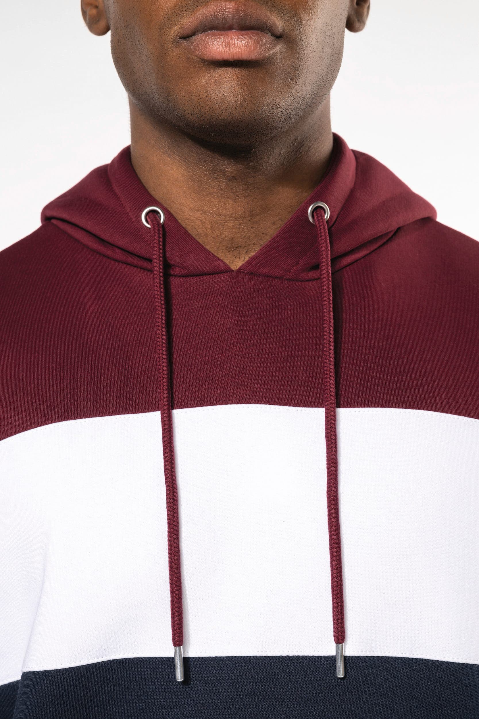 Sweat-shirt tricolore à capuche unisexe en situation