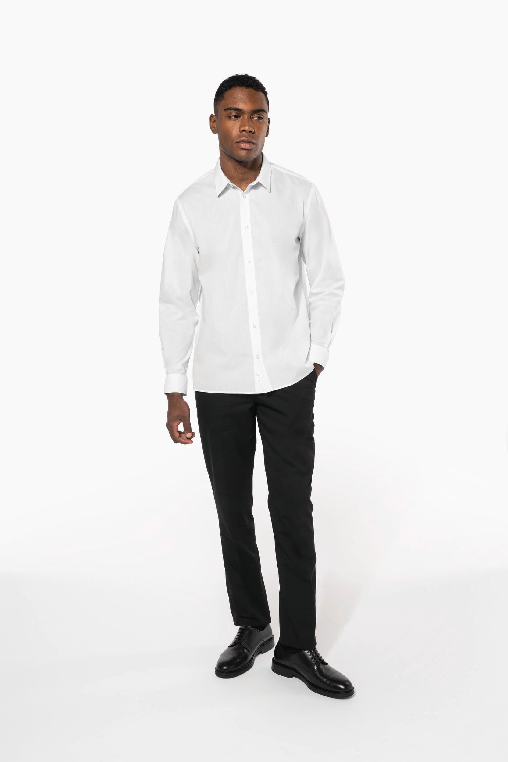 Chemise popeline polycoton sans poche entretien facile homme en situation