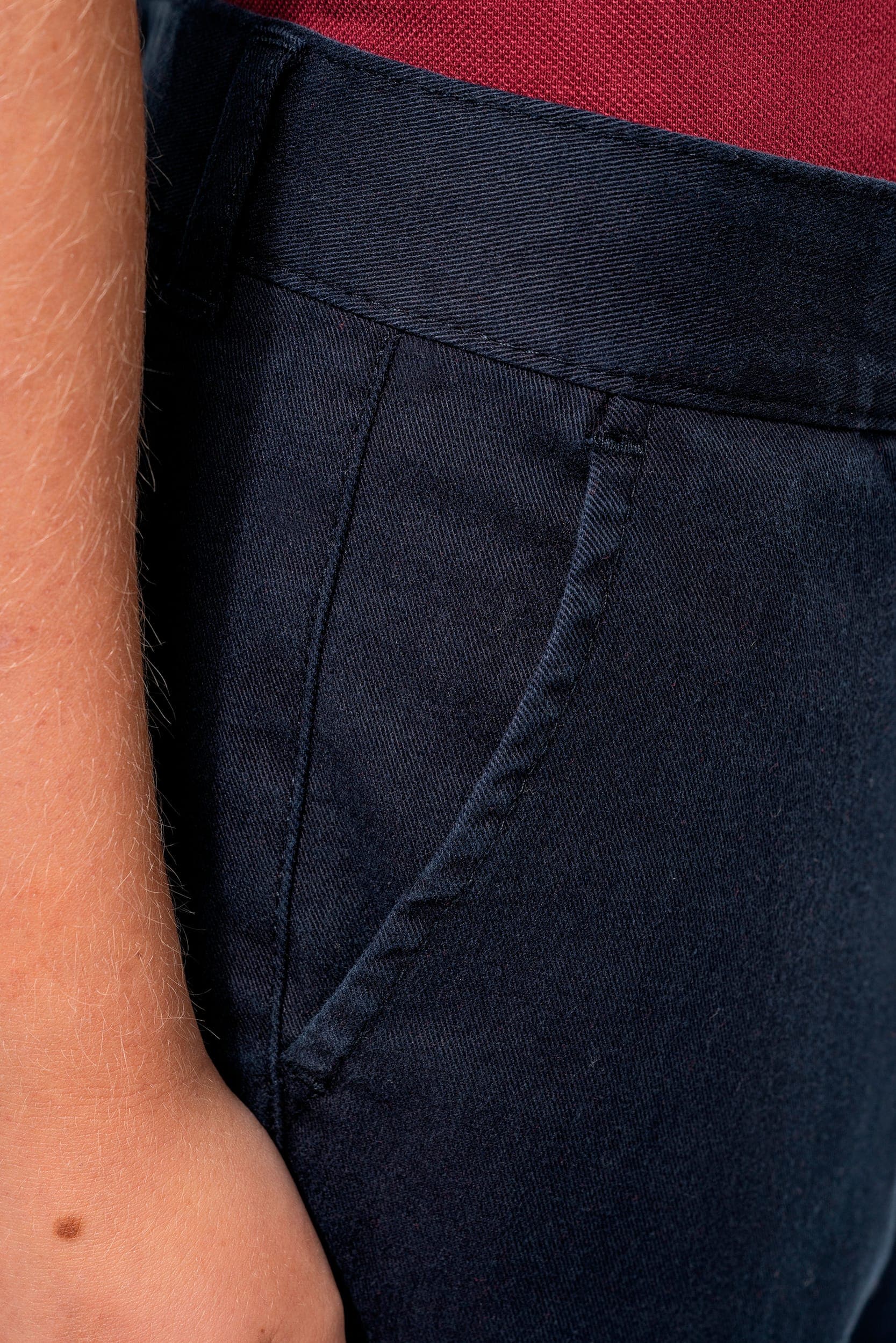 Pantalon chino garçon en situation