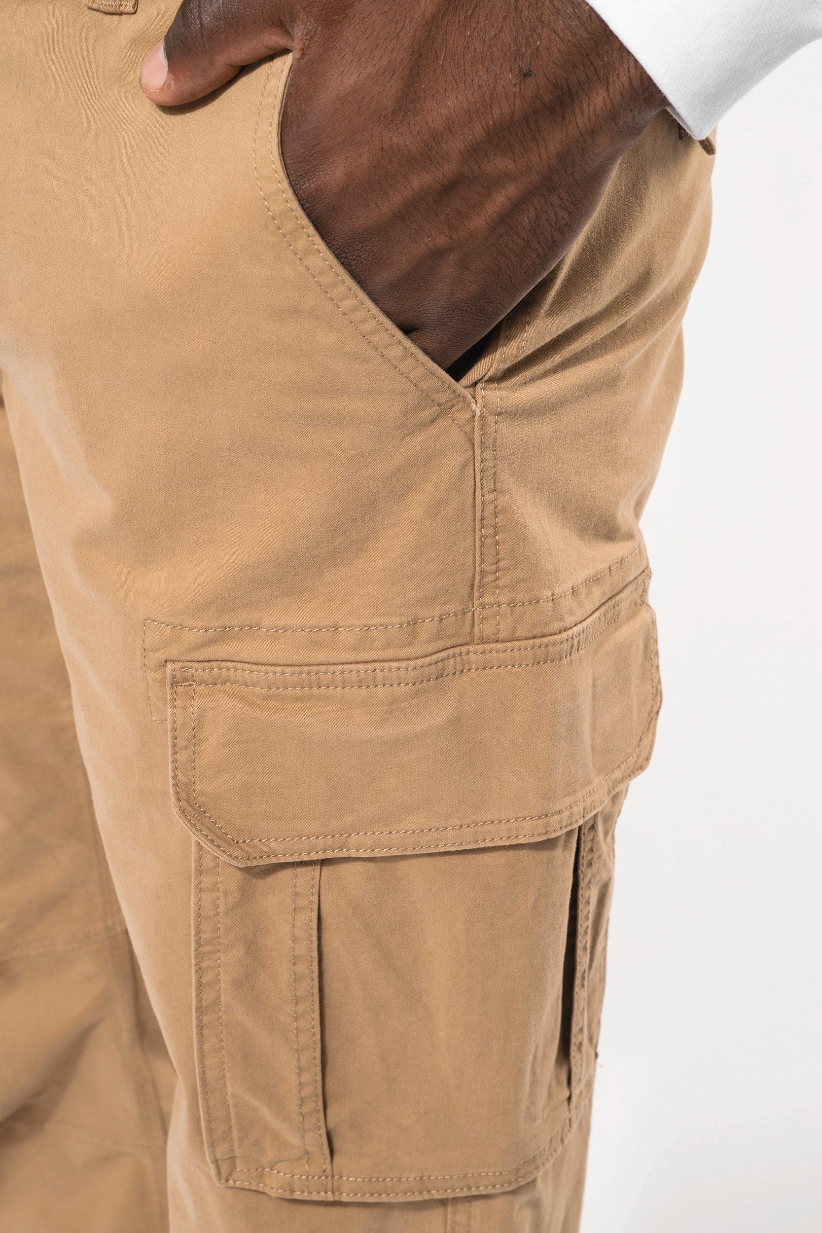Pantalon multipoches homme en situation