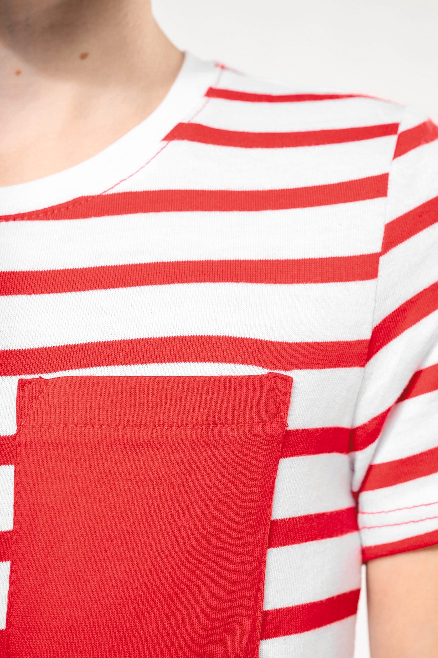 T-shirt rayé marin avec poche manches courtes enfant en situation