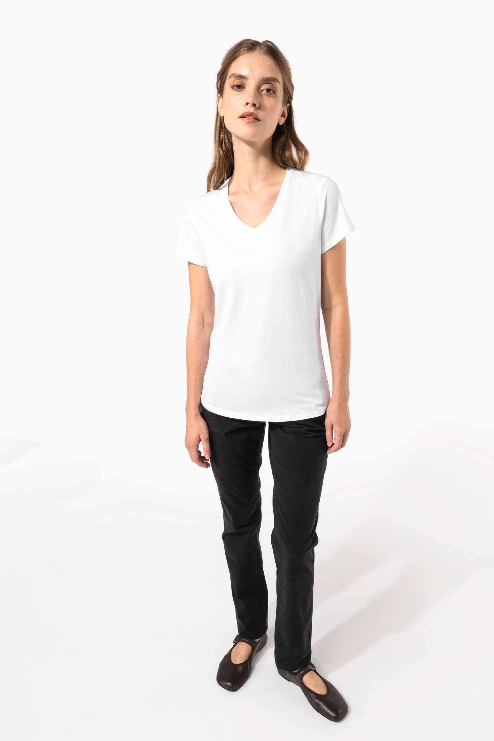 T-shirt col V manches courtes femme en situation