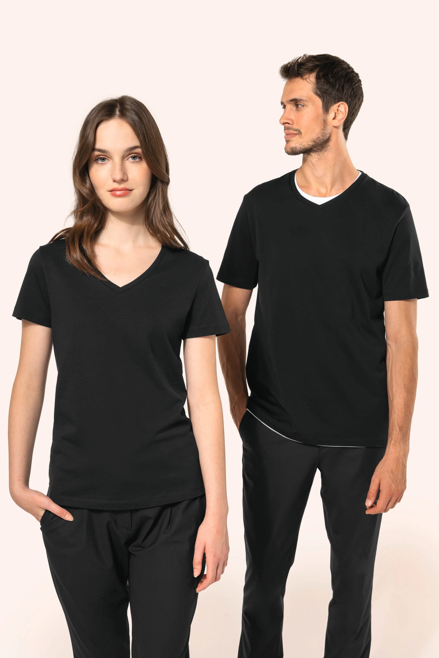 T-shirt Supima® col V manches courtes homme en situation