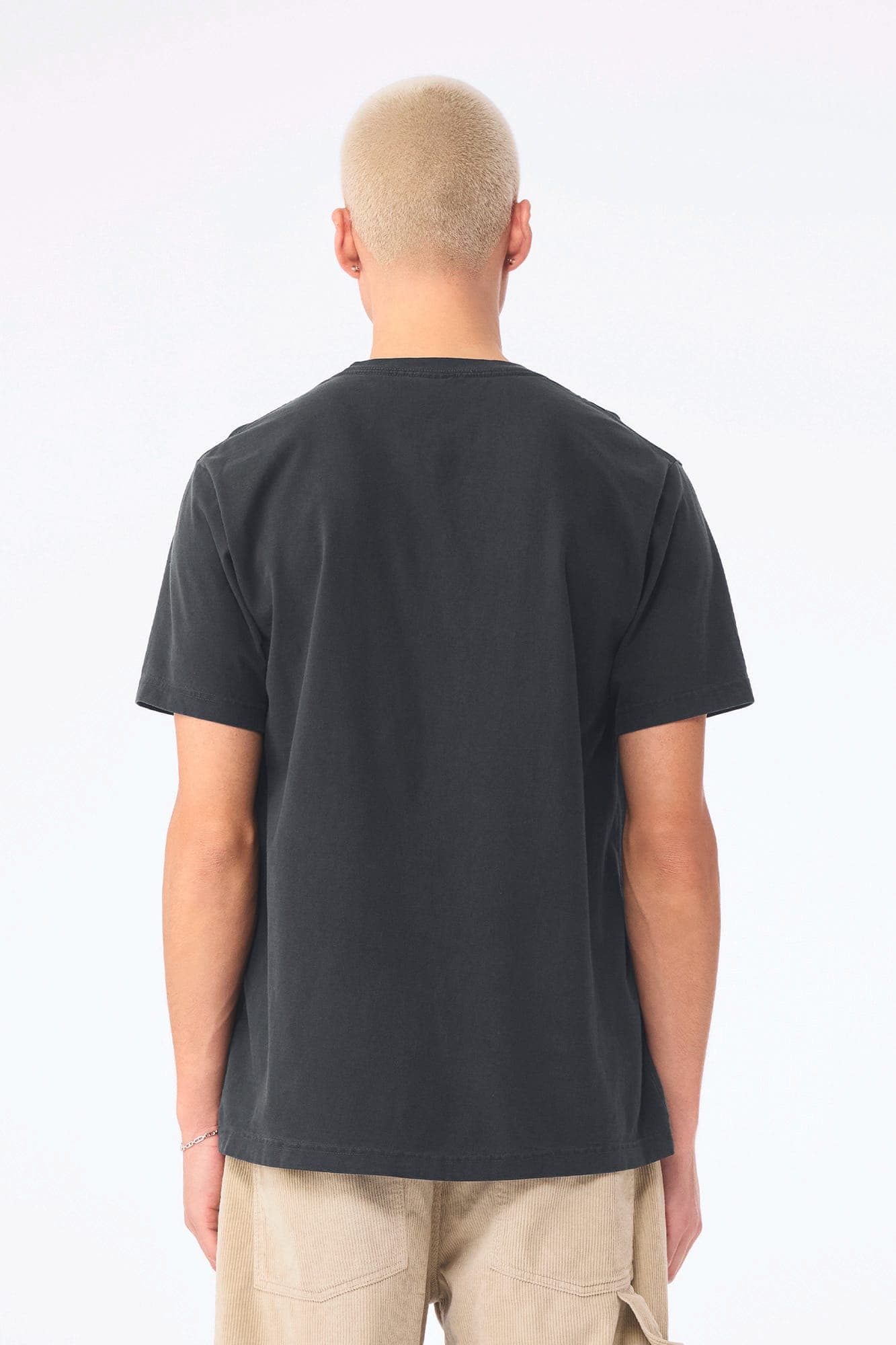 T-shirt délavé épais unisexe en situation