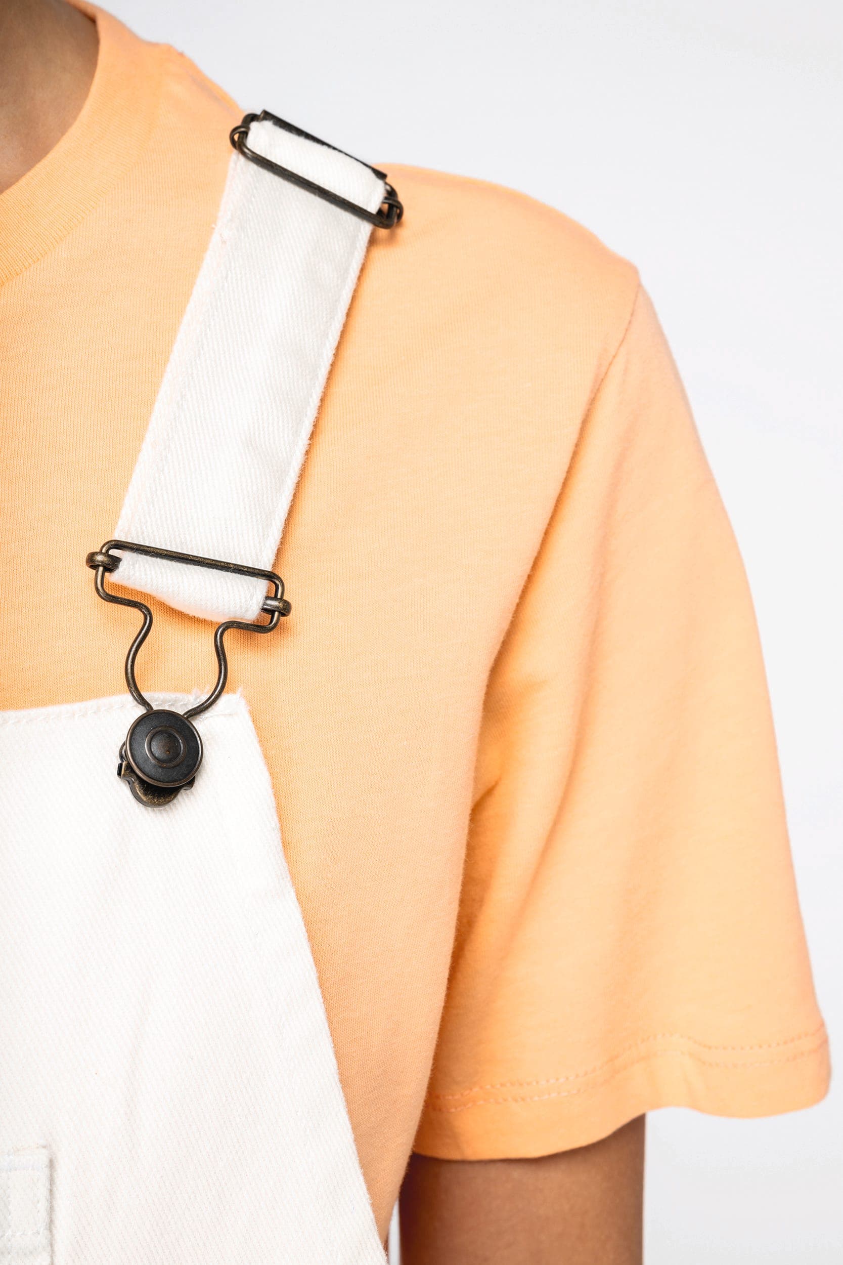 Robe salopette écoresponsable femme en situation