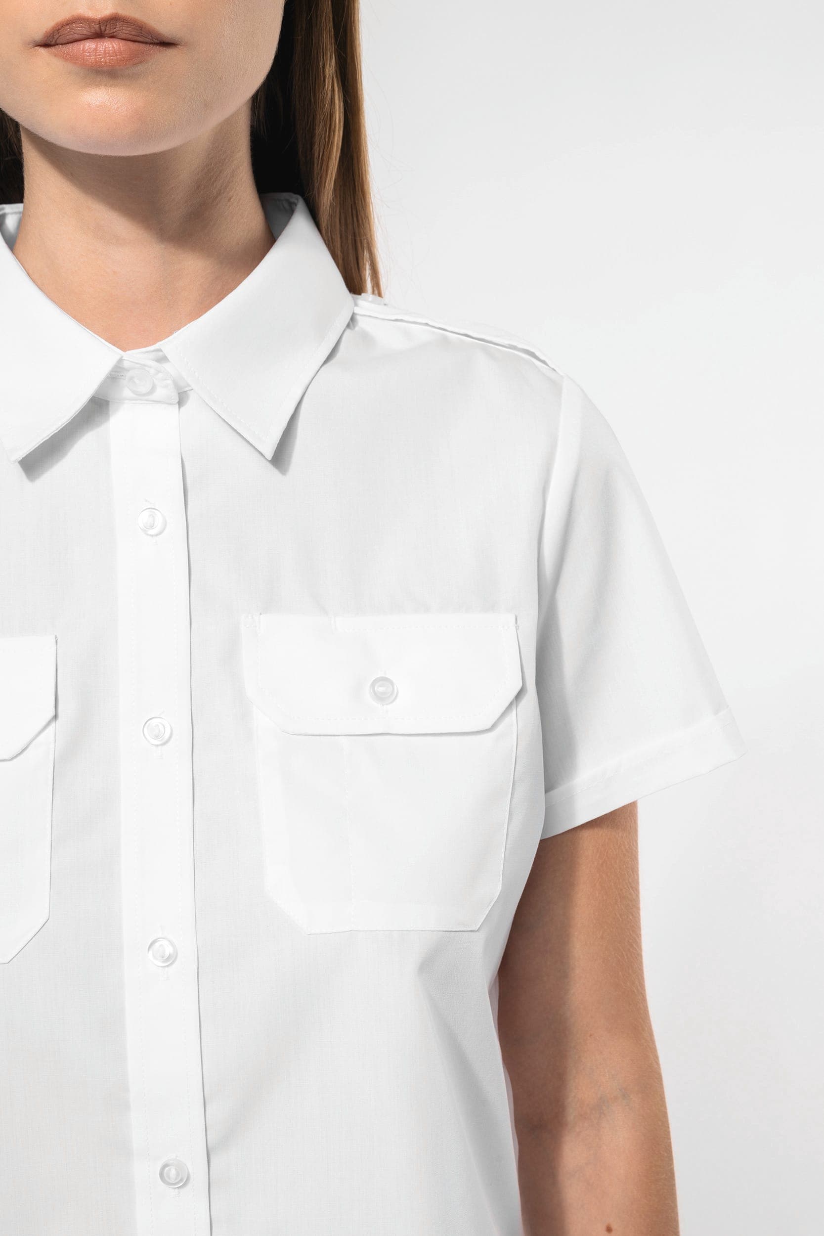 Chemise pilote manches courtes femme en situation