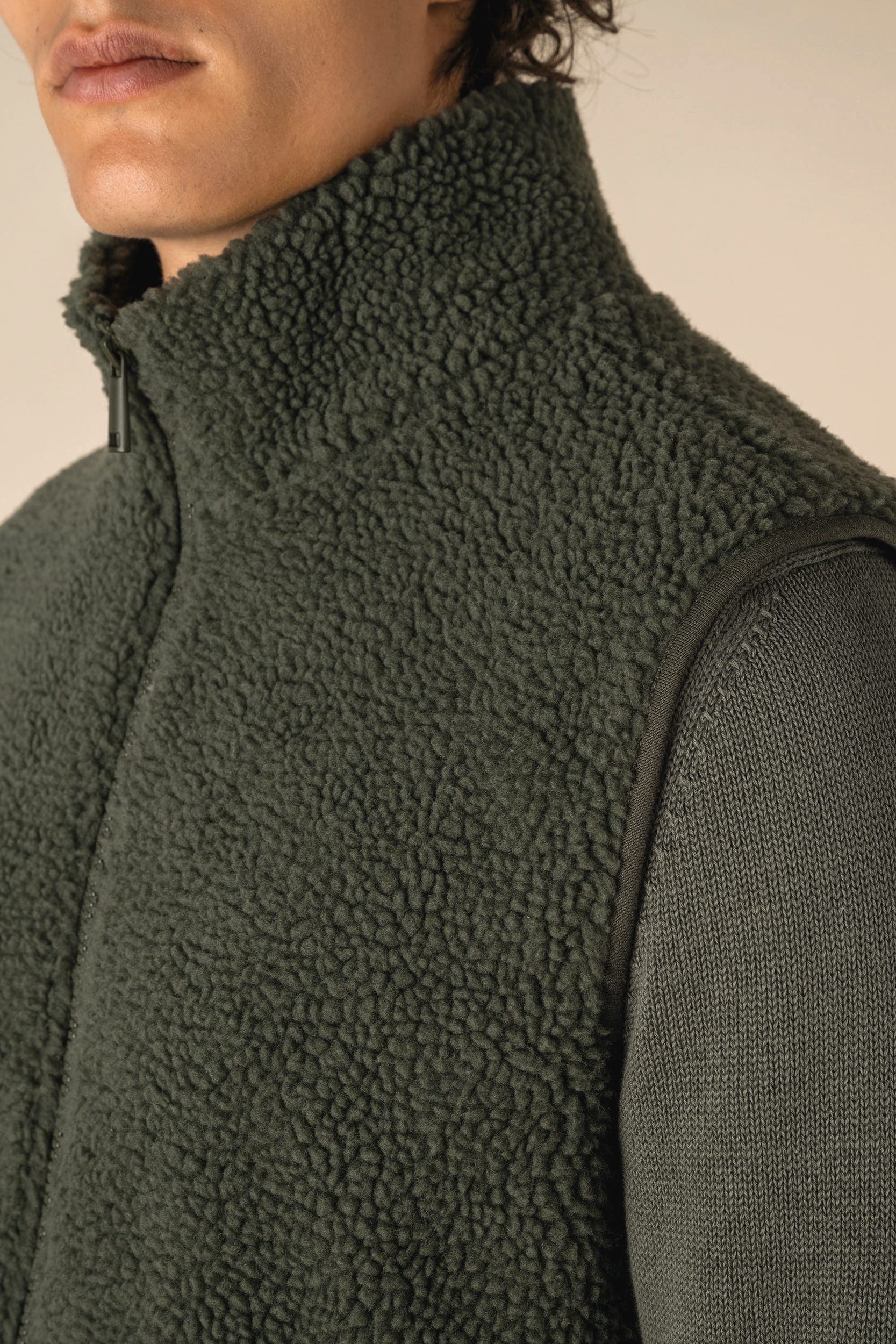 Veste sans manches en sherpa homme en situation