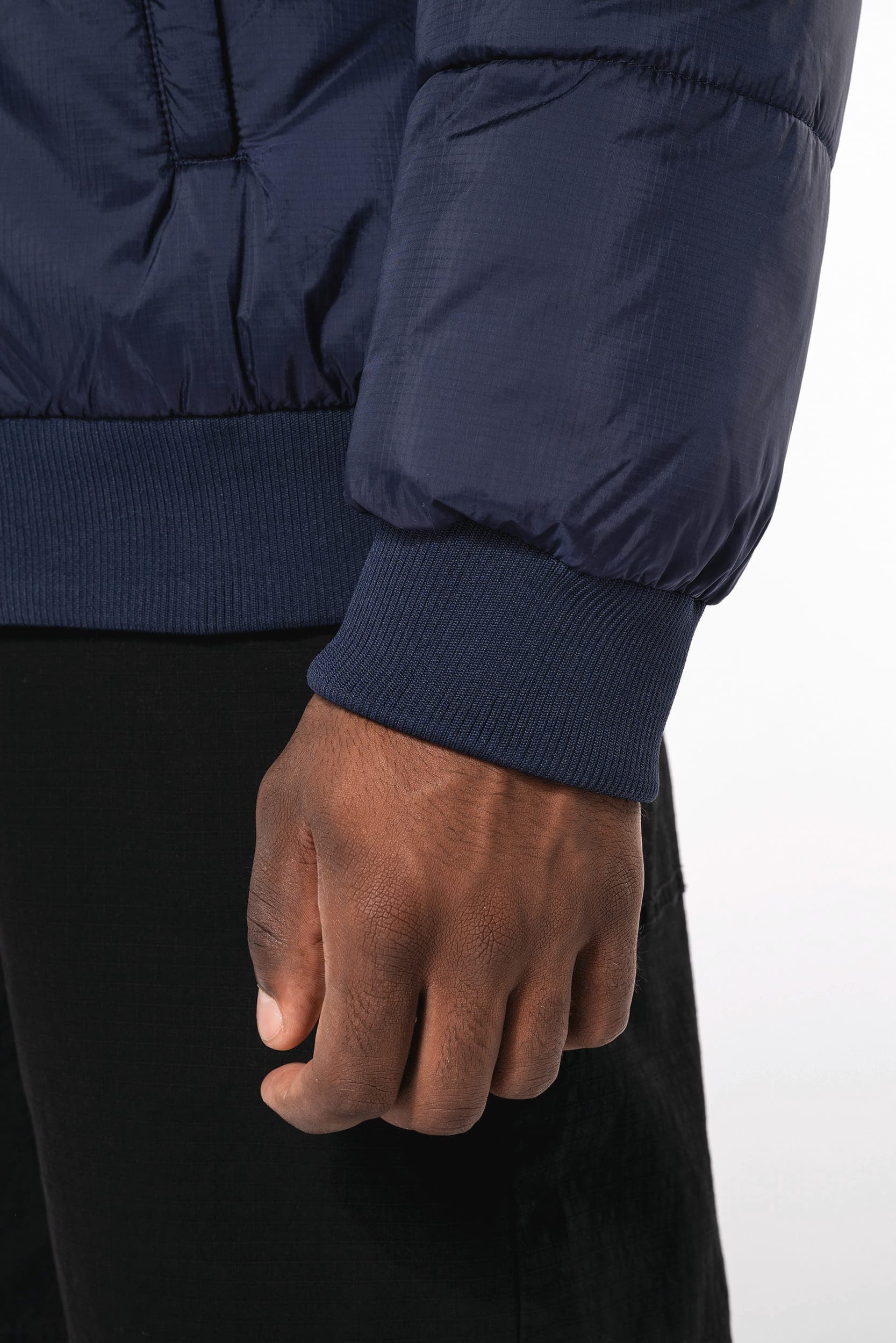 Veste unisexe ripstop recyclée à capuche en situation